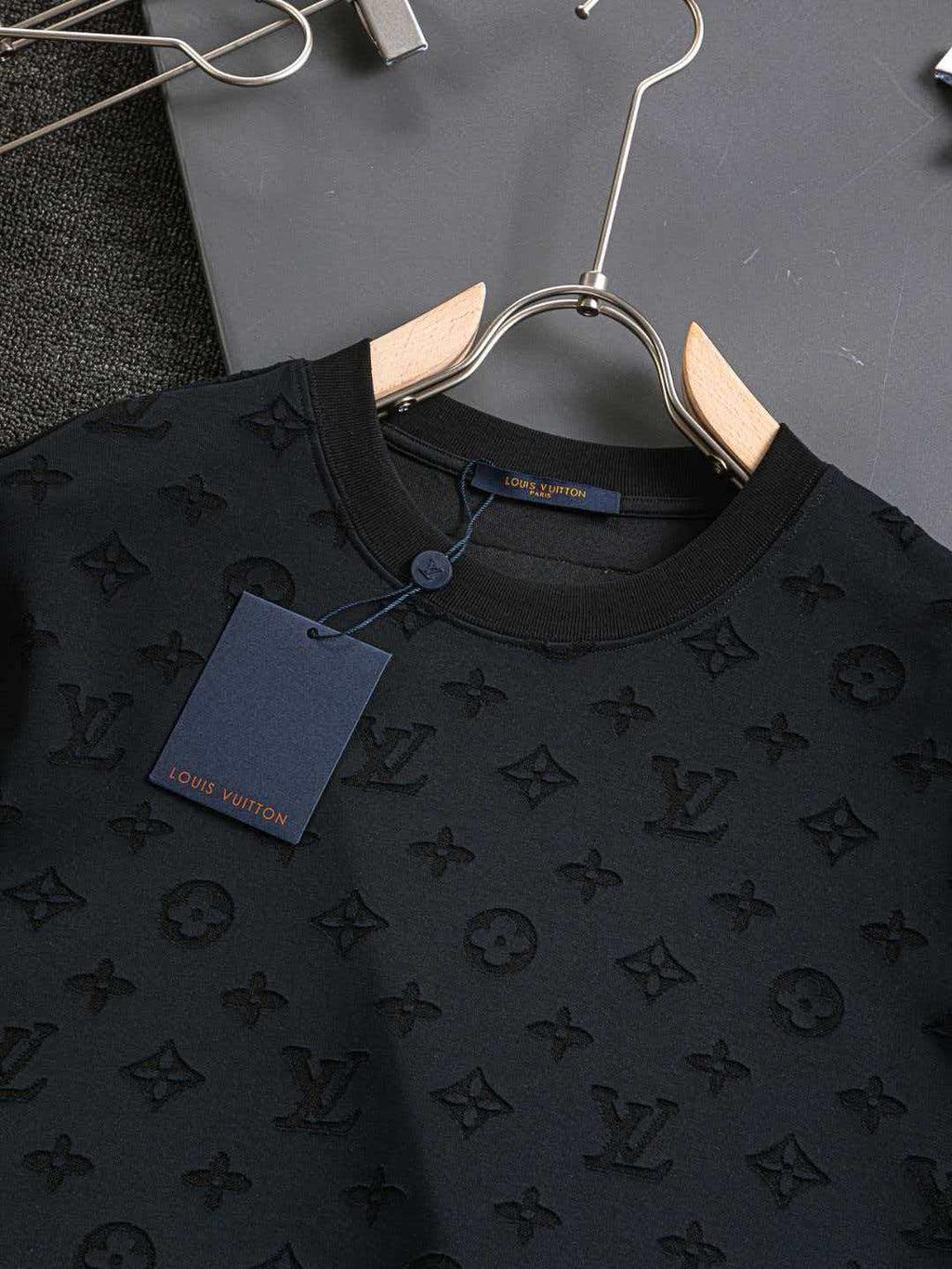Full cut burnt letters short sleeved slightly wide