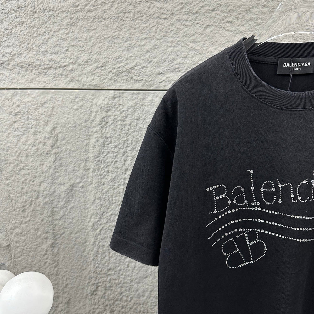 Wear and tear washed short sleeved T-shirt with distressed holes for both men and women