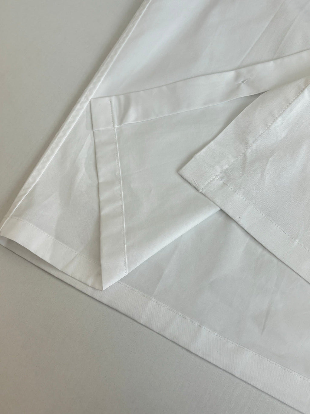 The embossed pocket lapel short sleeved shirt