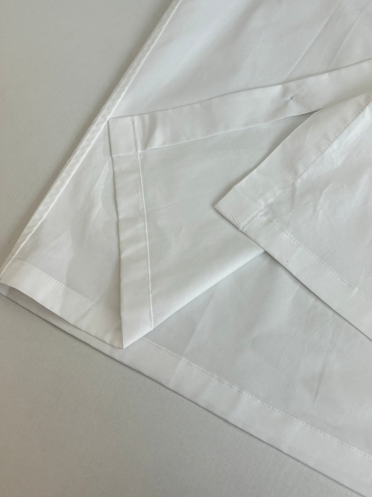 The embossed pocket lapel short sleeved shirt