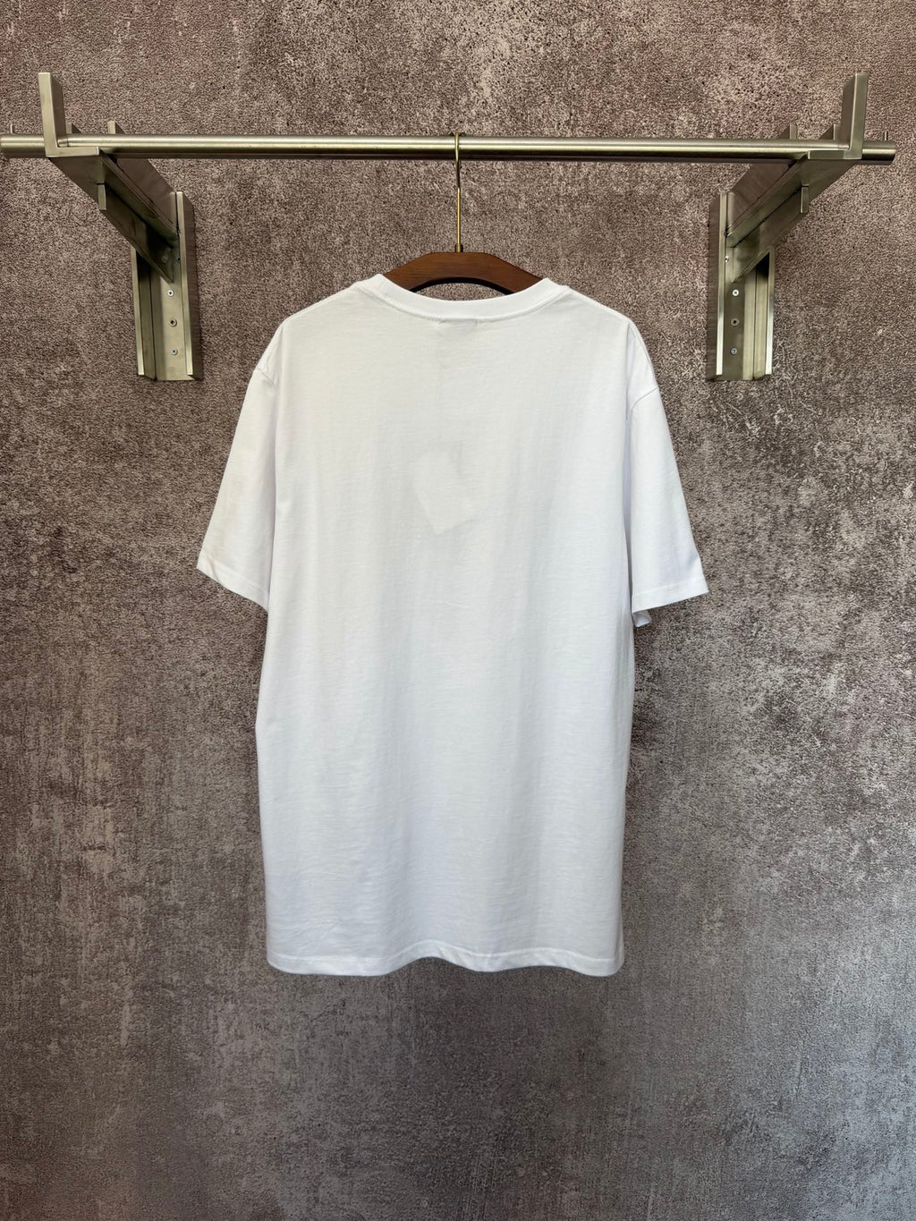 Short sleeved T-shirt with letter embroidery style