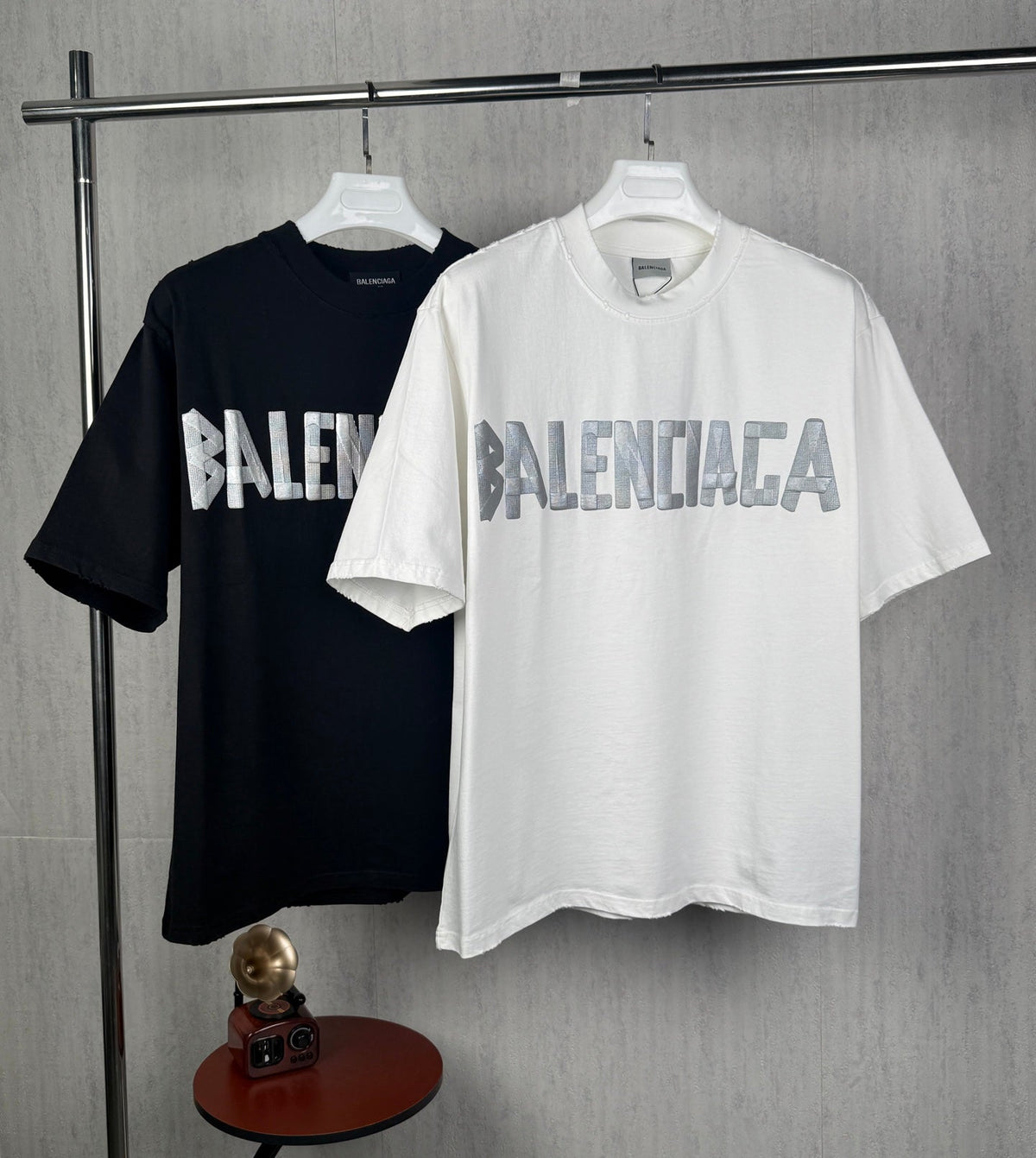 Adhesive tape letter pattern couple's short sleeved T-shirt