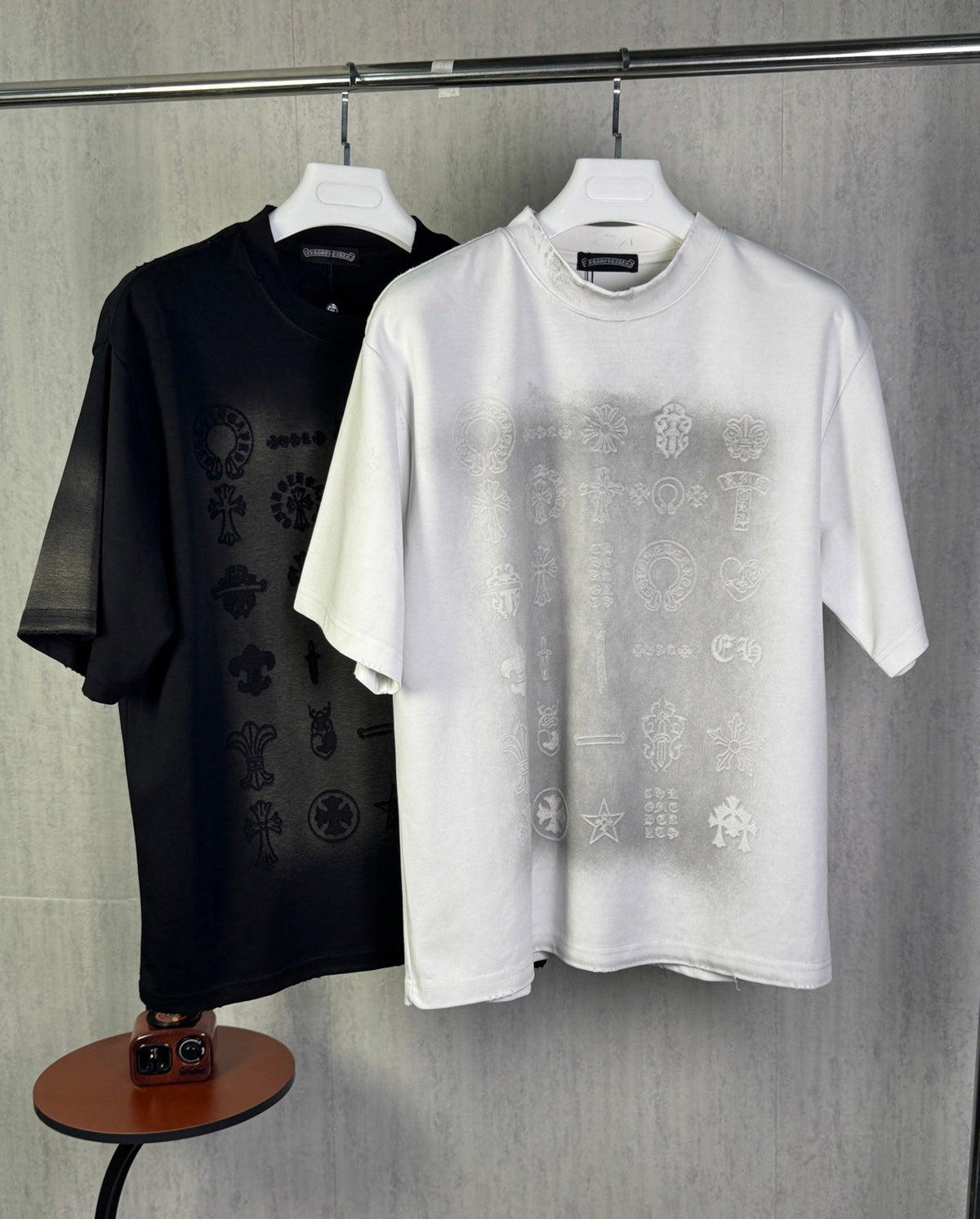 Burnt flower sticker embroidered round neck short sleeved T-shirt