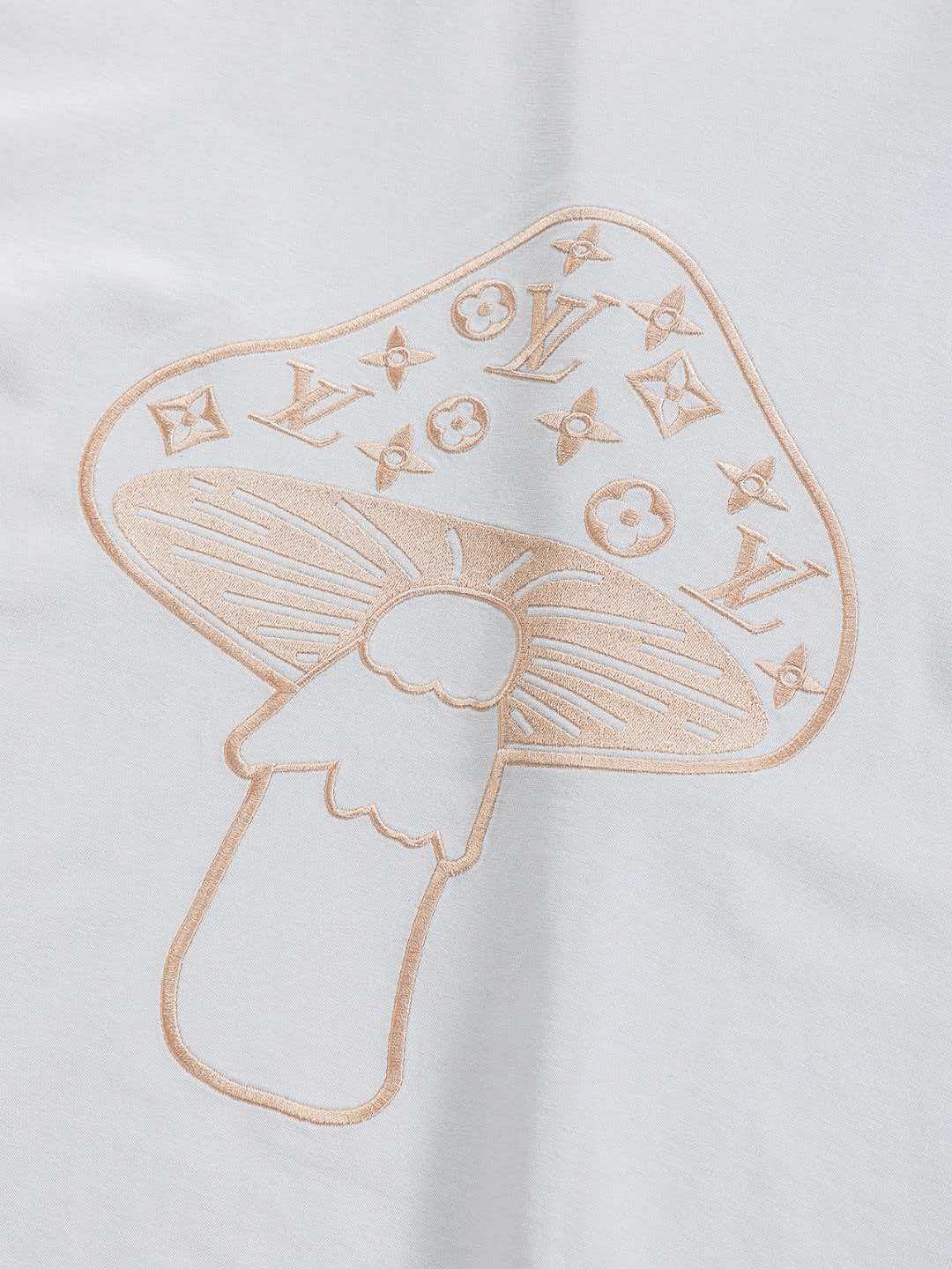 Mushroom on the chest 🍄 inlaid 🪡 Embroidered logo round neck short sleeved T-shirt