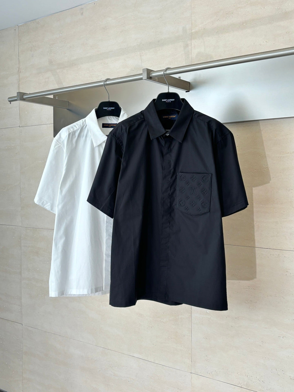 The embossed pocket lapel short sleeved shirt