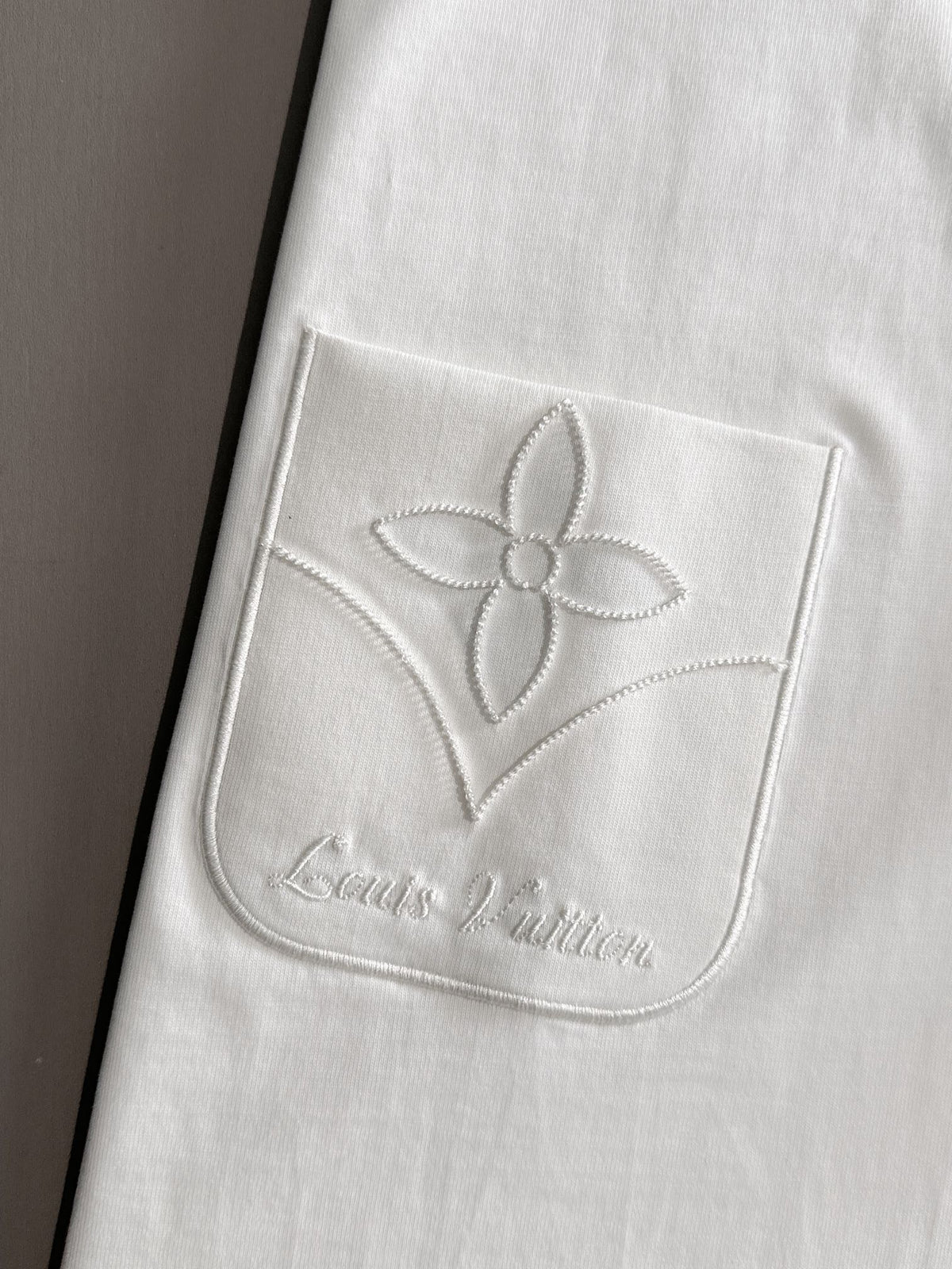Embroidered clover letter logo short sleeved t-shirt