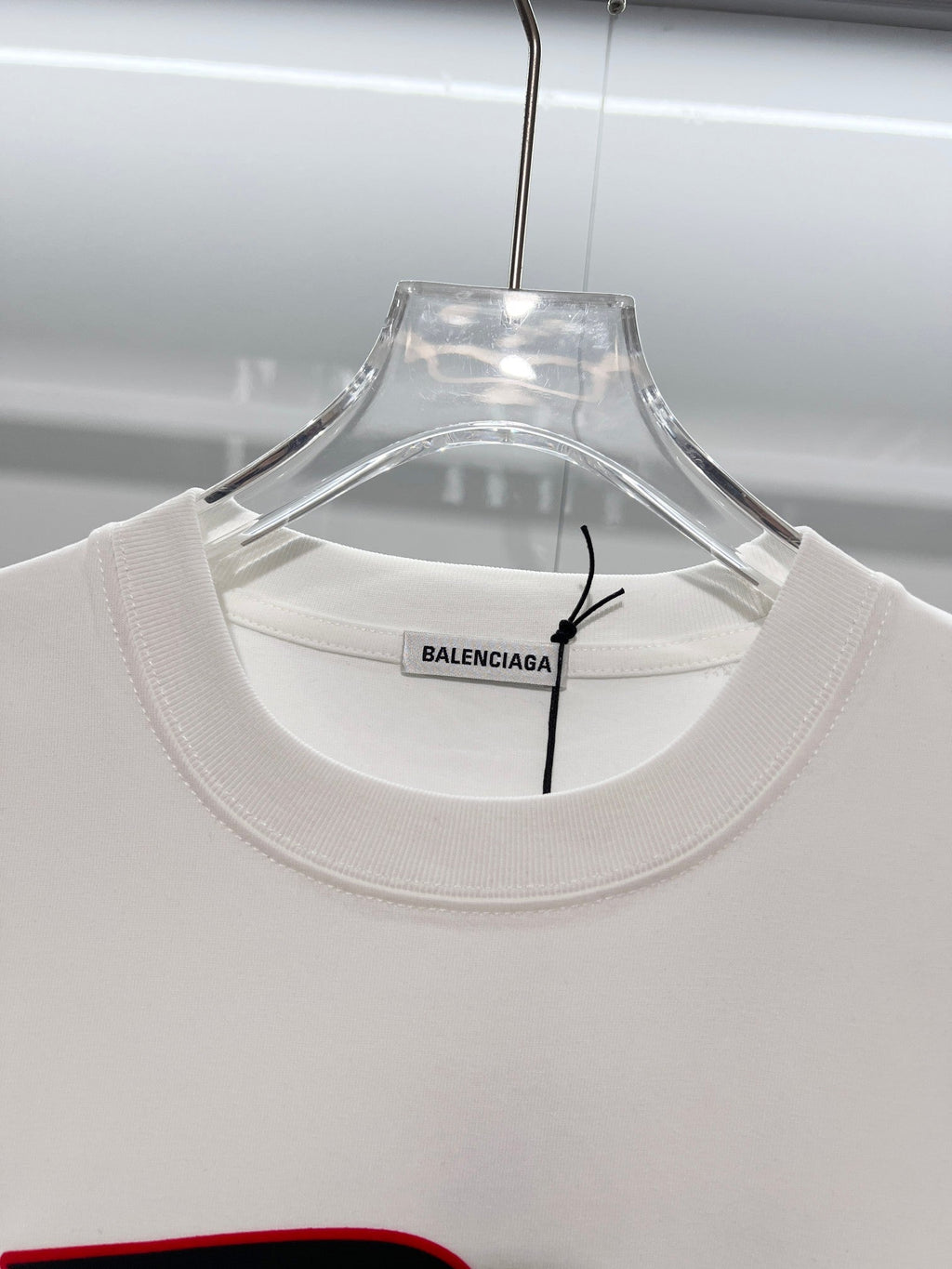Color blocked M offset letter round neck T-shirt
