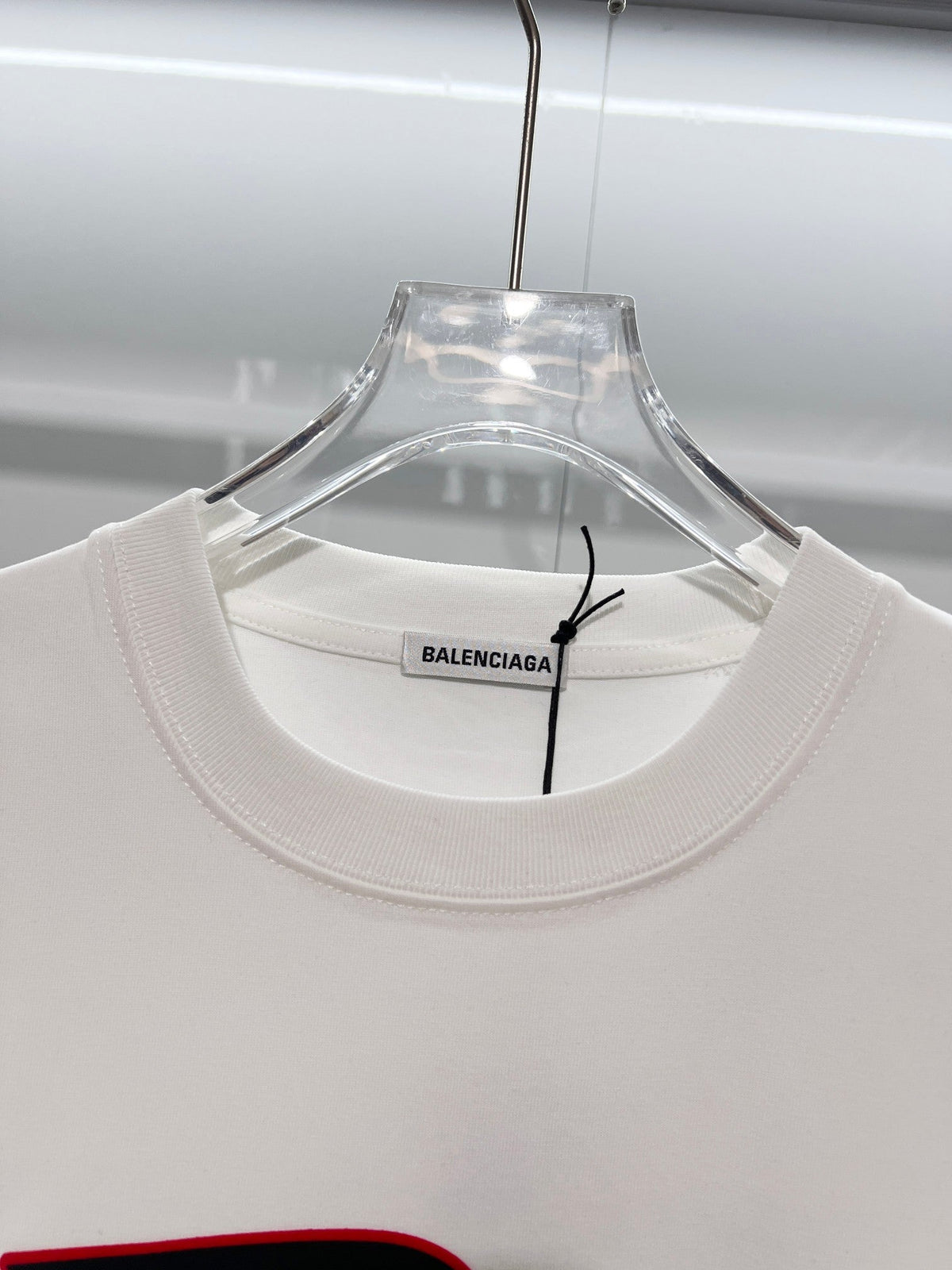 Color blocked M offset letter round neck T-shirt