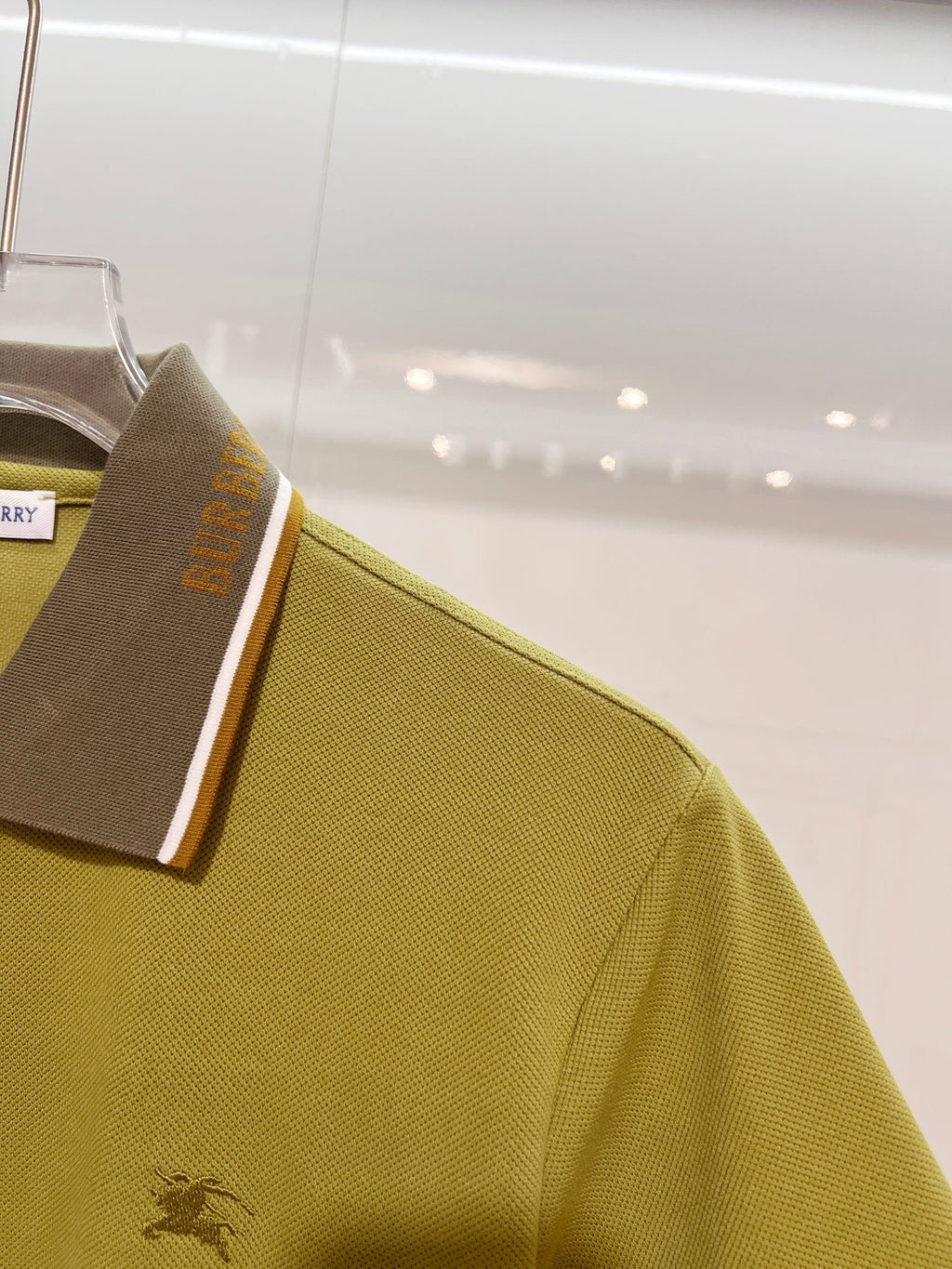 Color blocked flat machine collar with dark embroidery letters polo shirt