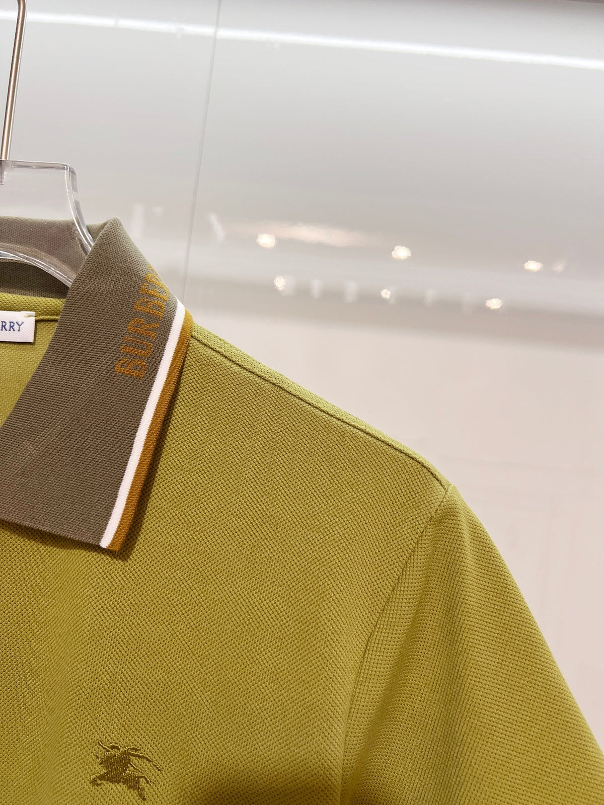 Color blocked flat machine collar with dark embroidery letters polo shirt