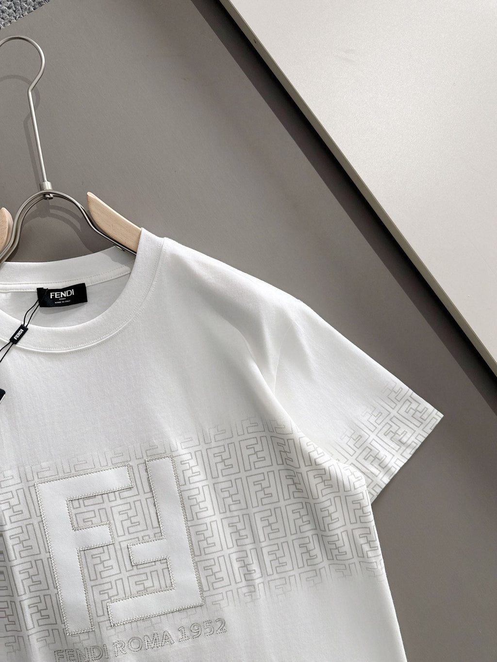 Leather granule embroidered letter short sleeved t-shirt