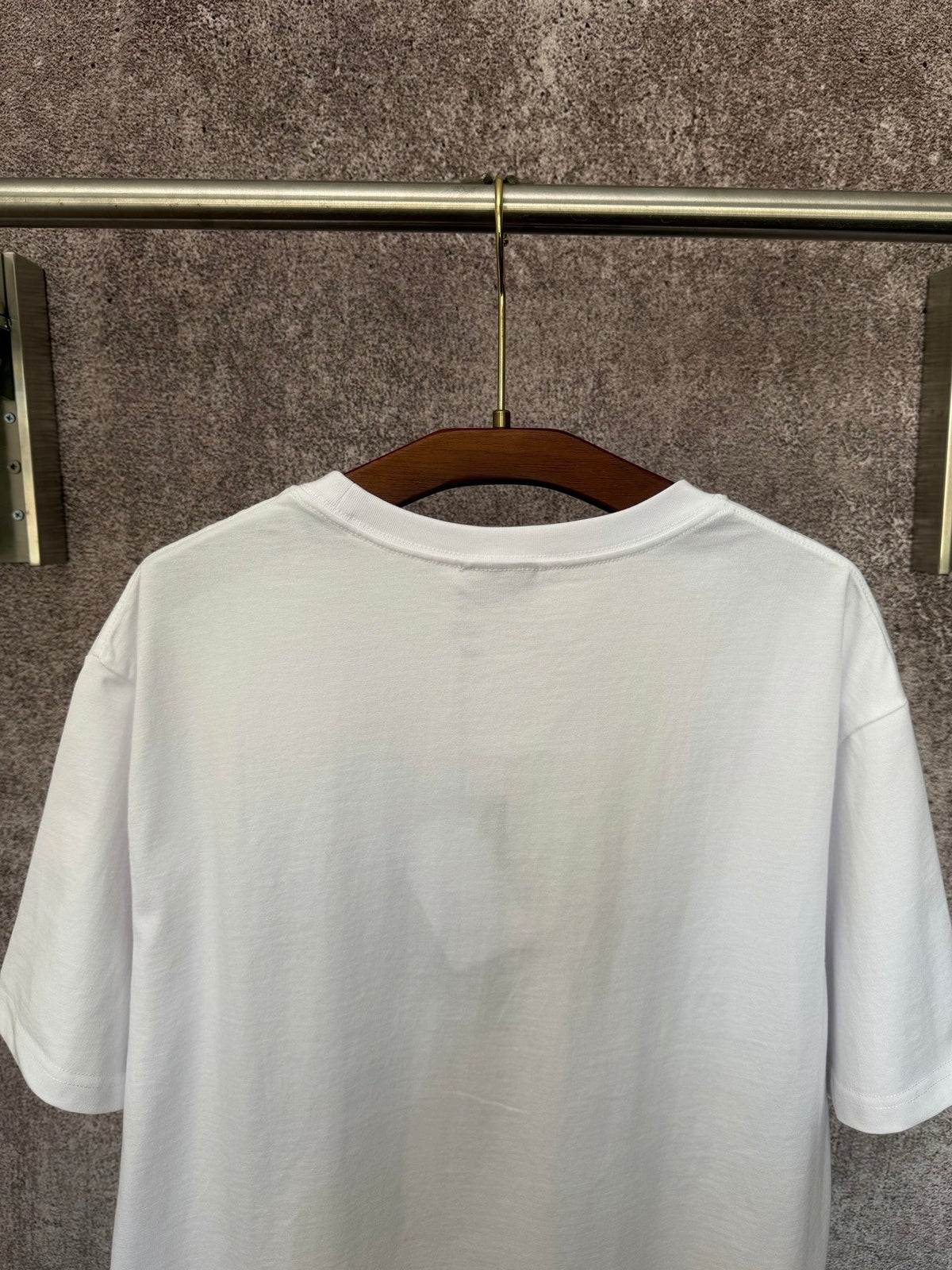 Short sleeved T-shirt with letter embroidery style