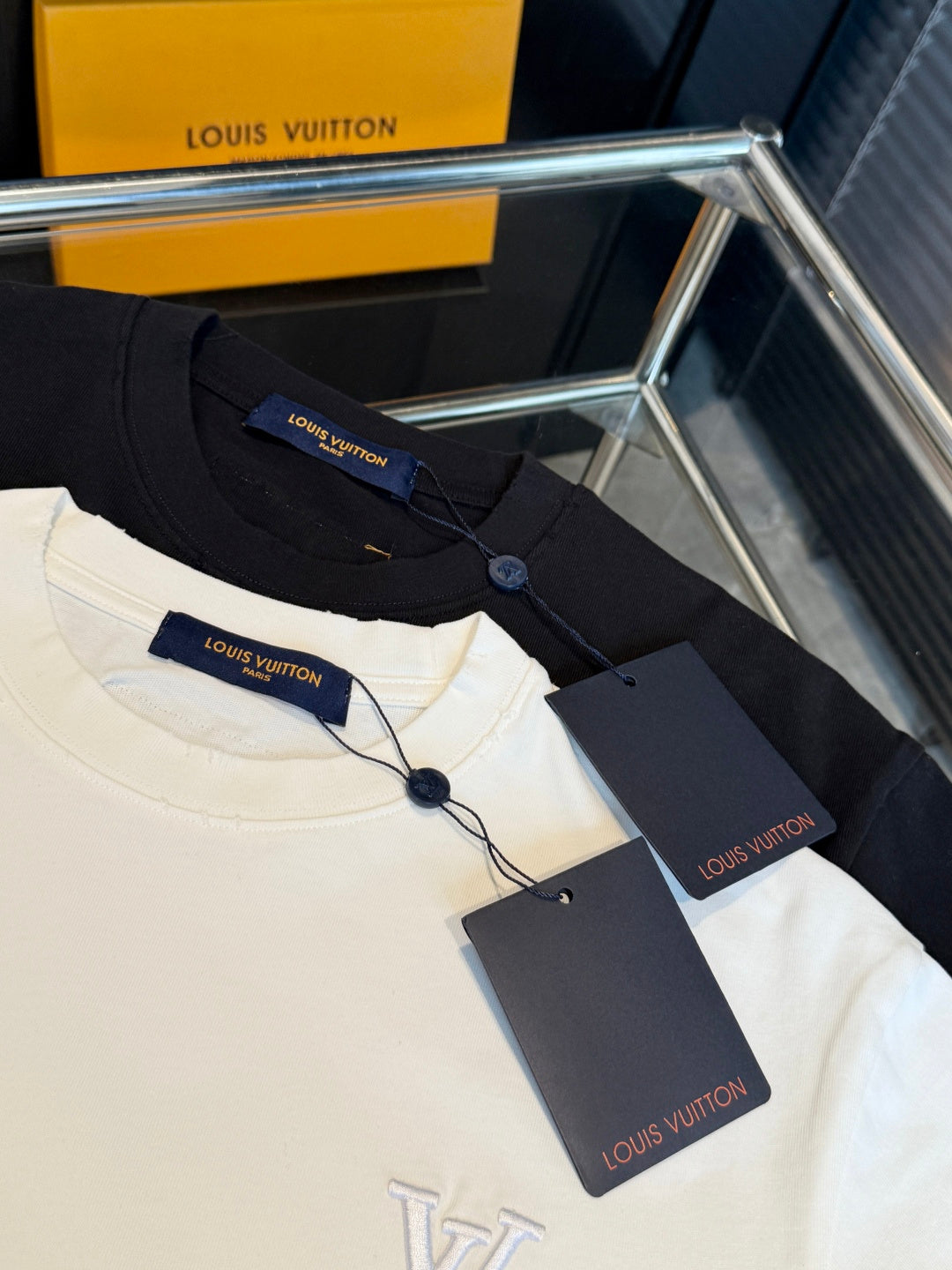 Embroidered short sleeves with lettering and floral logo