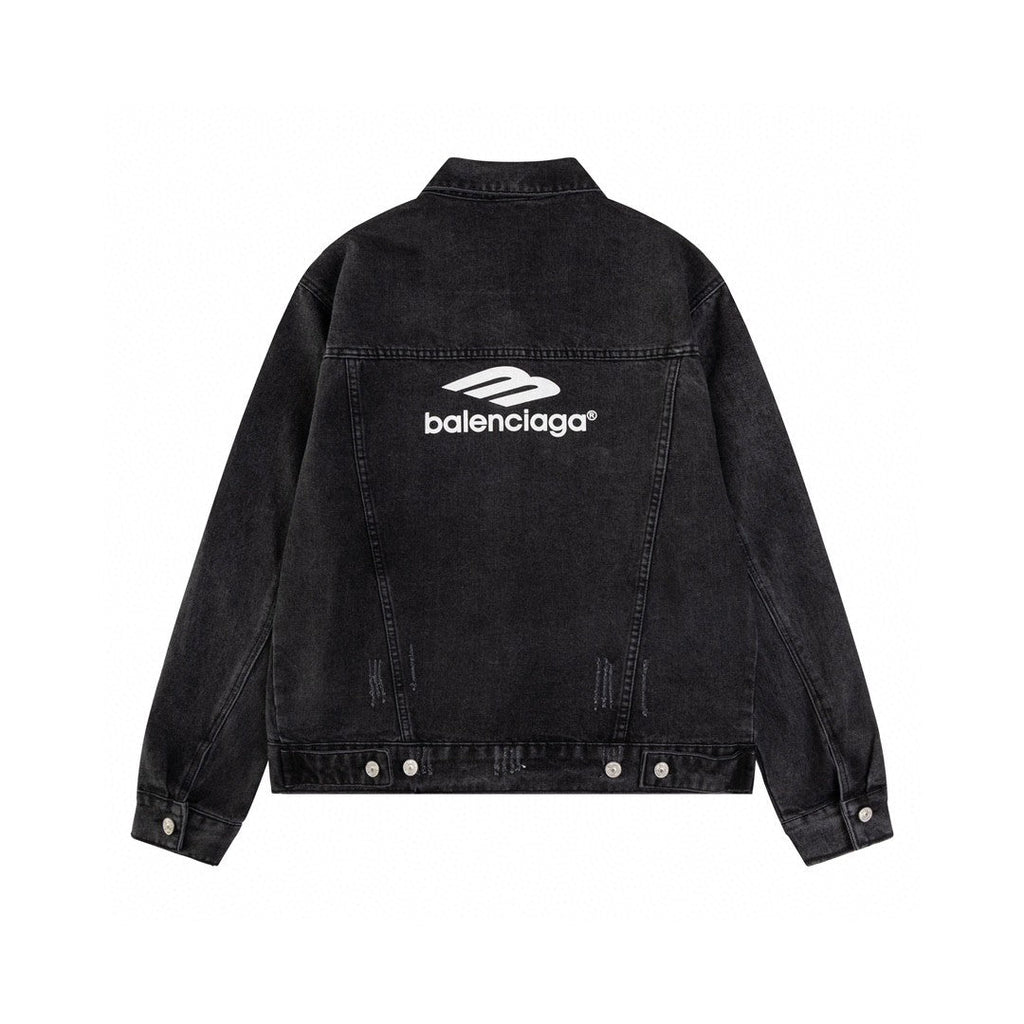 Heavy industry washing and grinding to make old denim jackets
