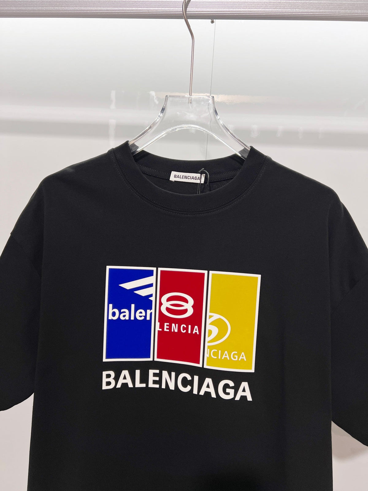 Color blocked striped offset printed letter round neck T-shirt