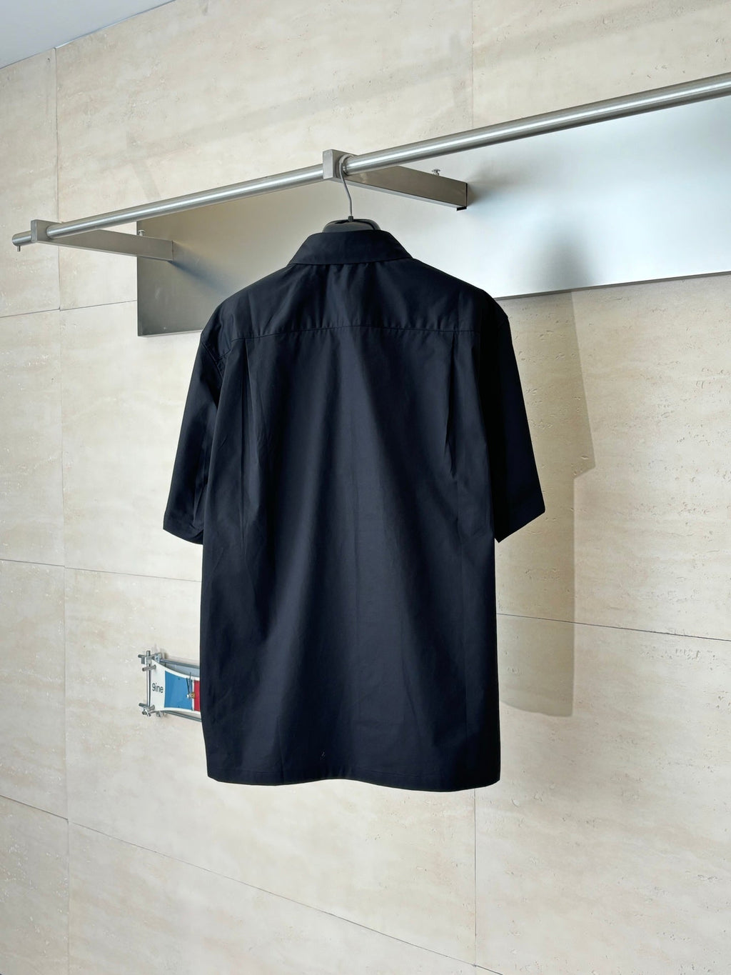 The embossed pocket lapel short sleeved shirt