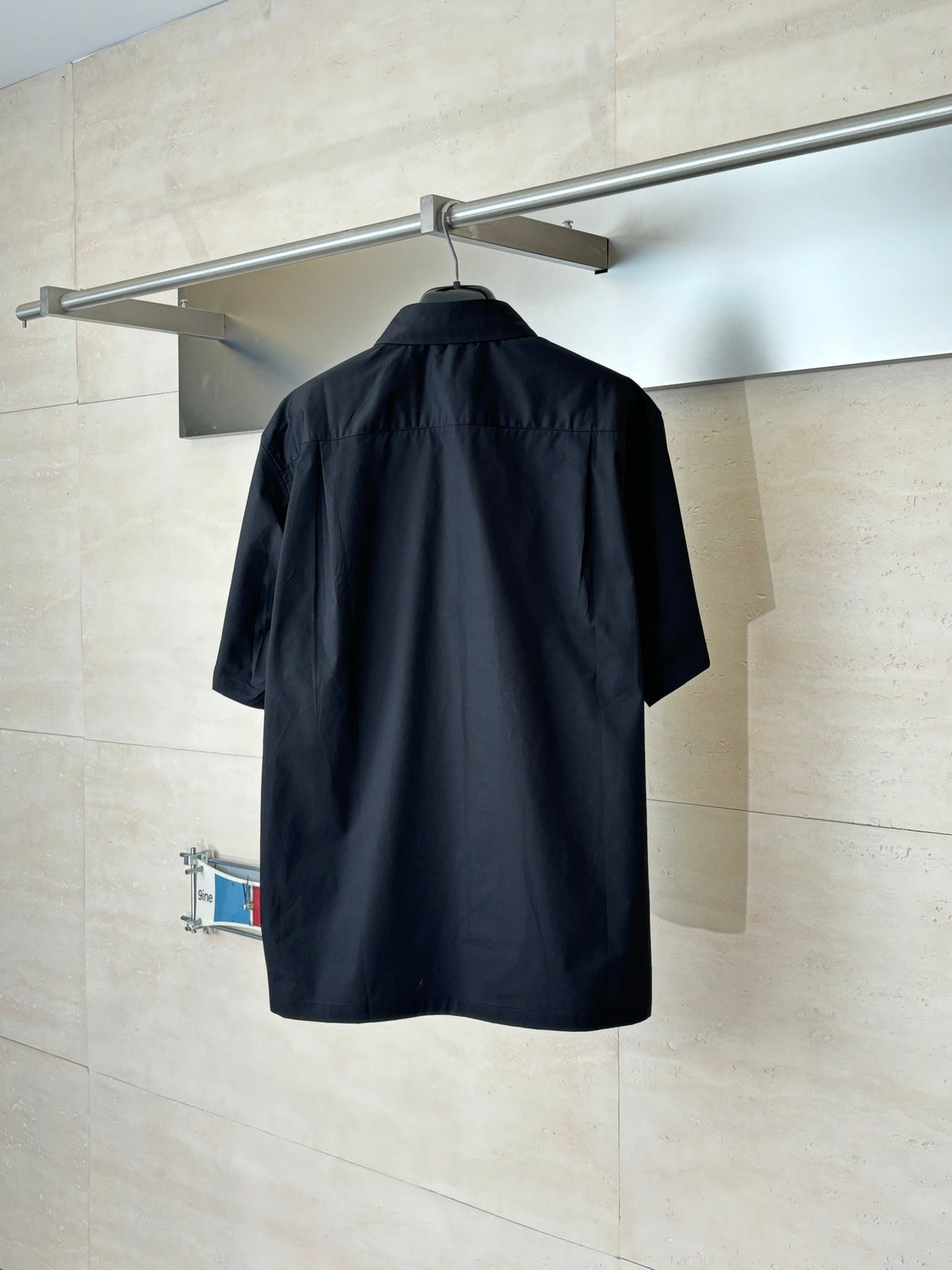 The embossed pocket lapel short sleeved shirt