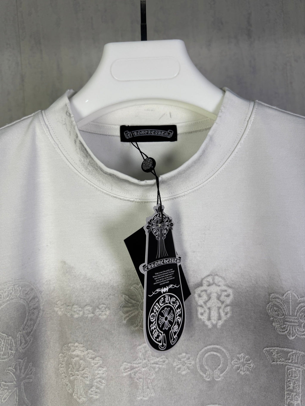 Burnt flower sticker embroidered round neck short sleeved T-shirt