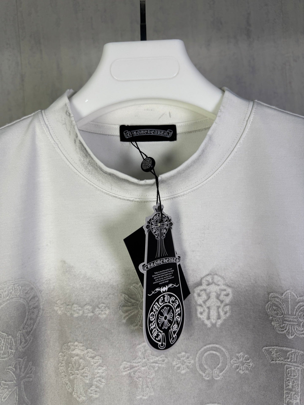 Burnt flower sticker embroidered round neck short sleeved T-shirt