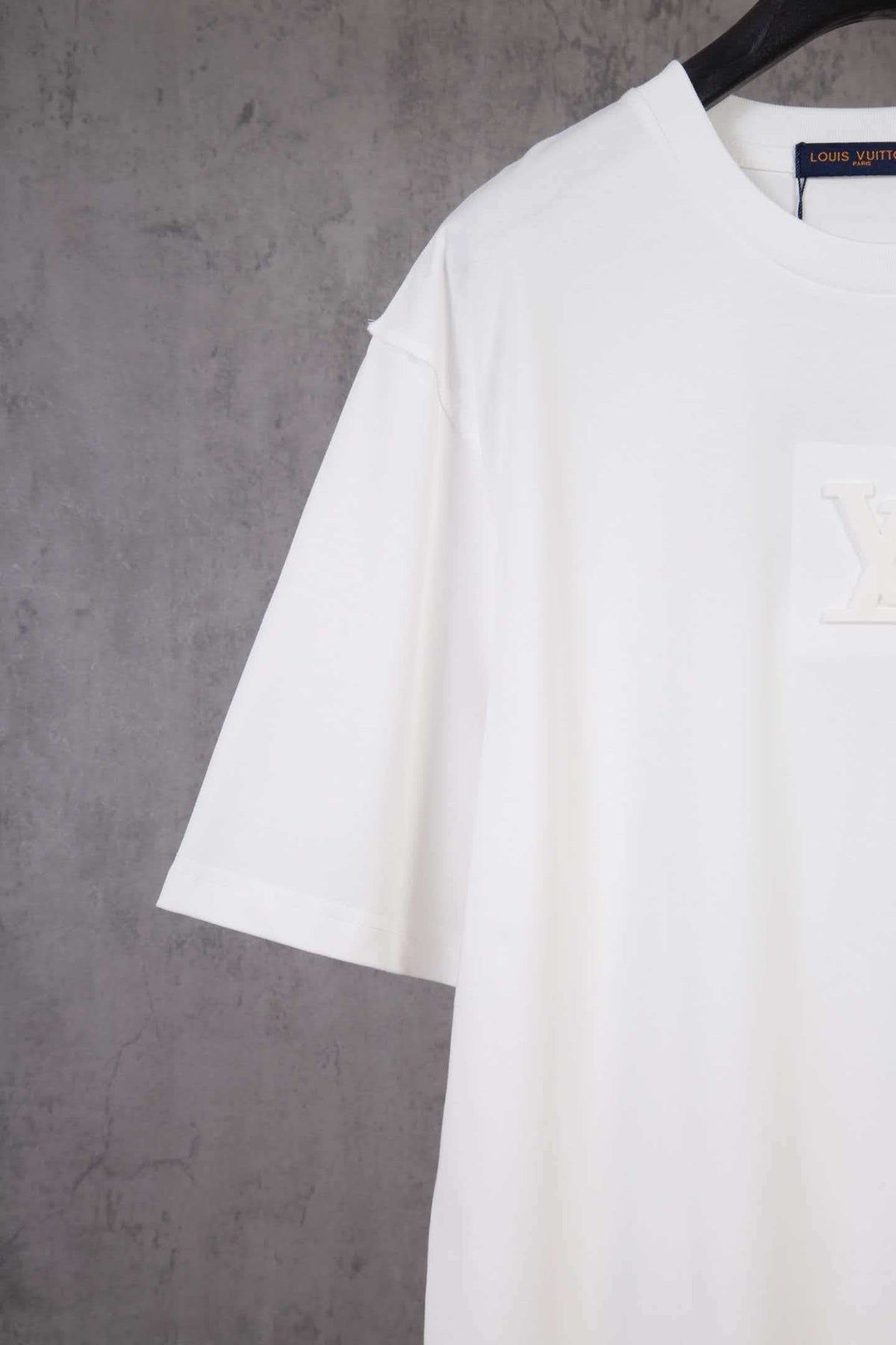 Embossed embossed short sleeved T-shirt