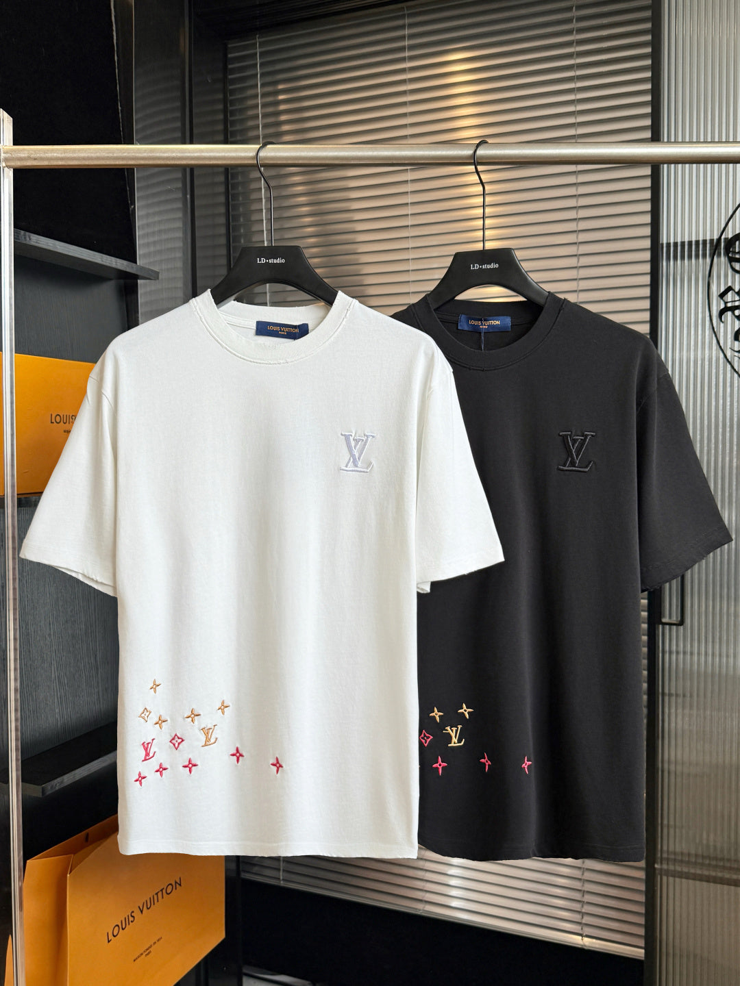 Embroidered short sleeves with lettering and floral logo