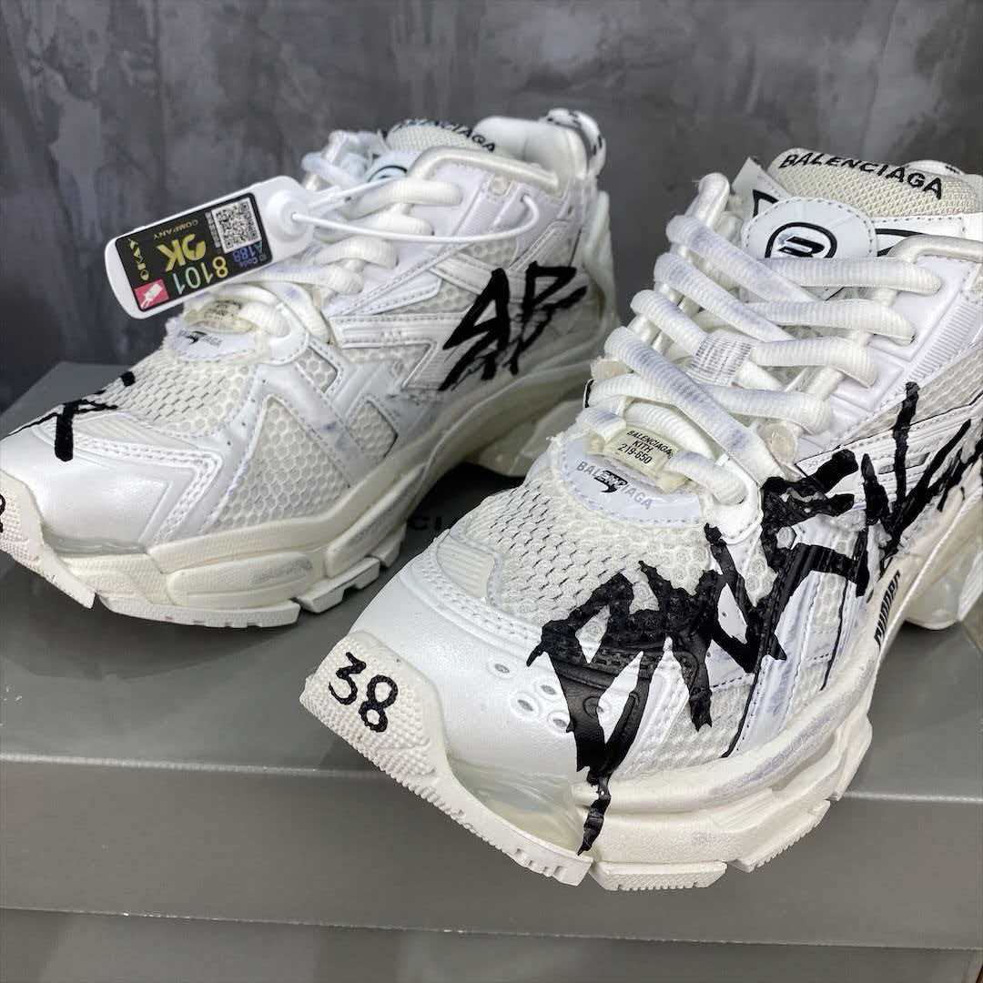 Wear and tear style sports shoes