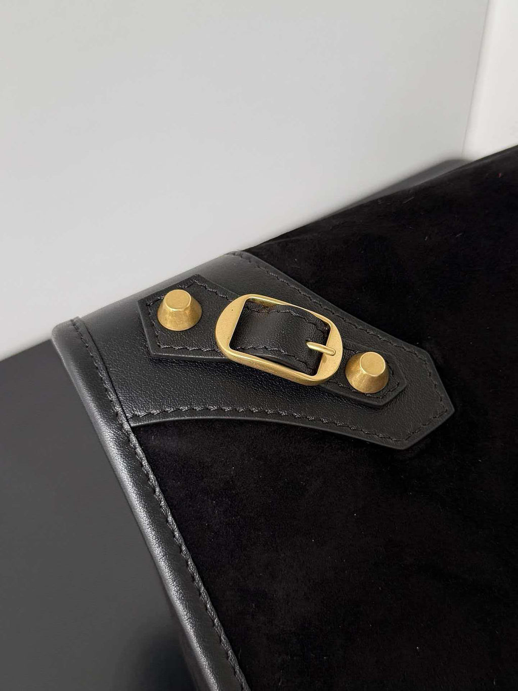 Classic and complex modern style handbag