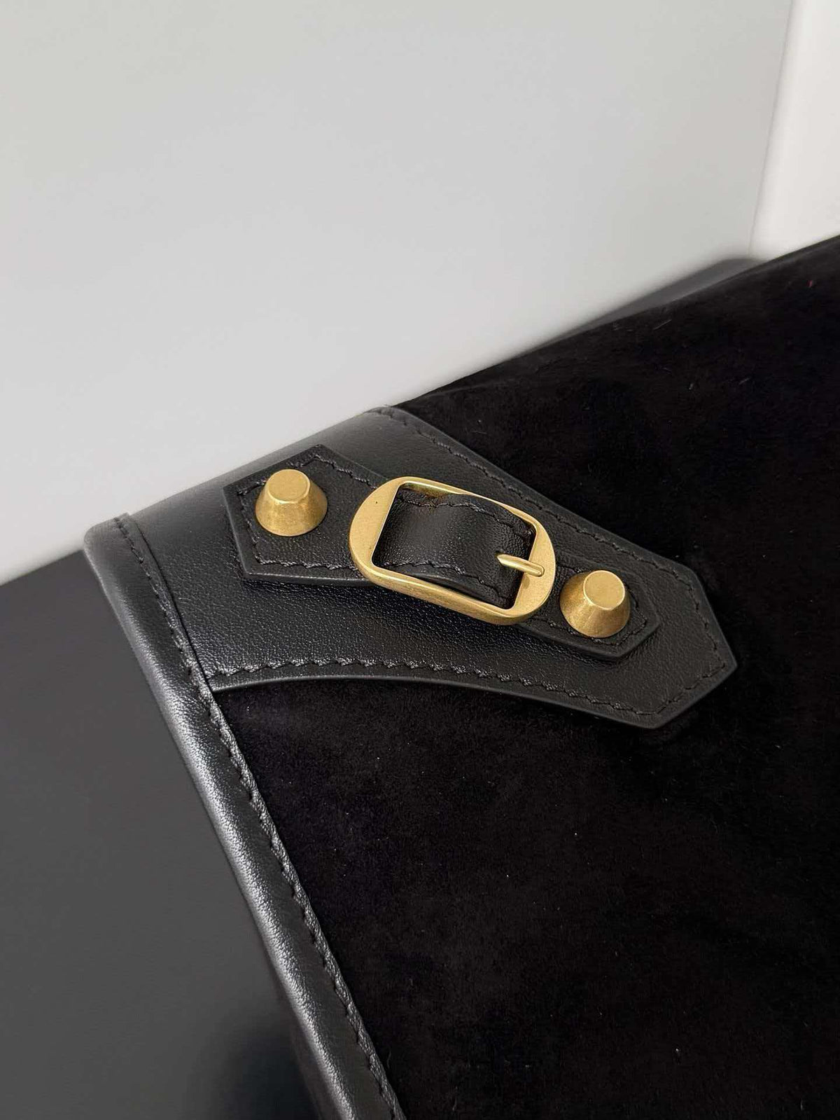 Classic and complex modern style handbag