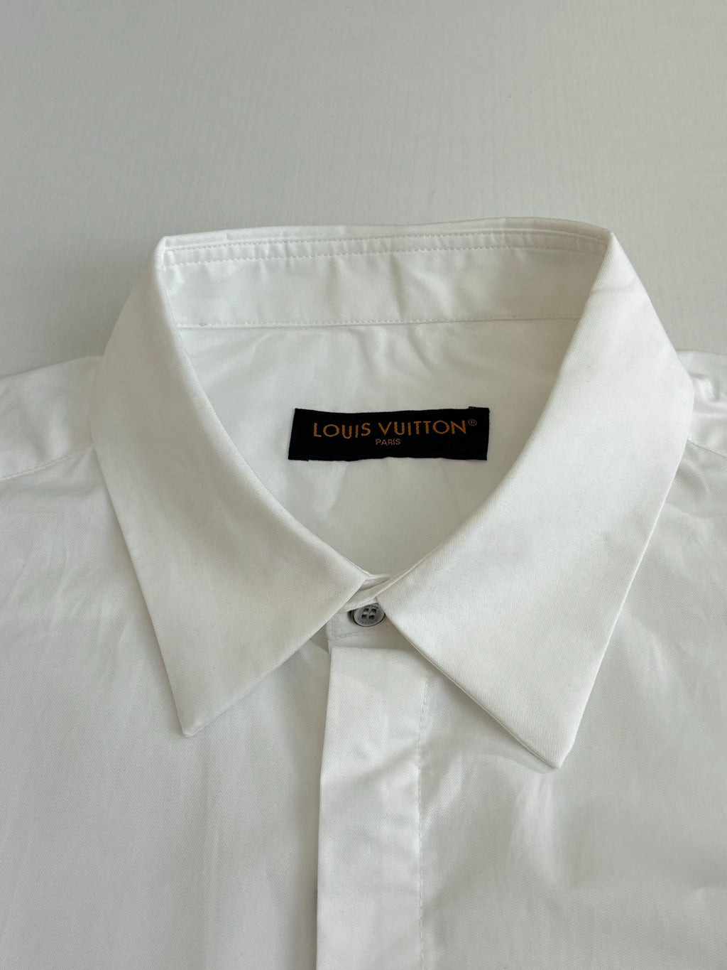 The embossed pocket lapel short sleeved shirt