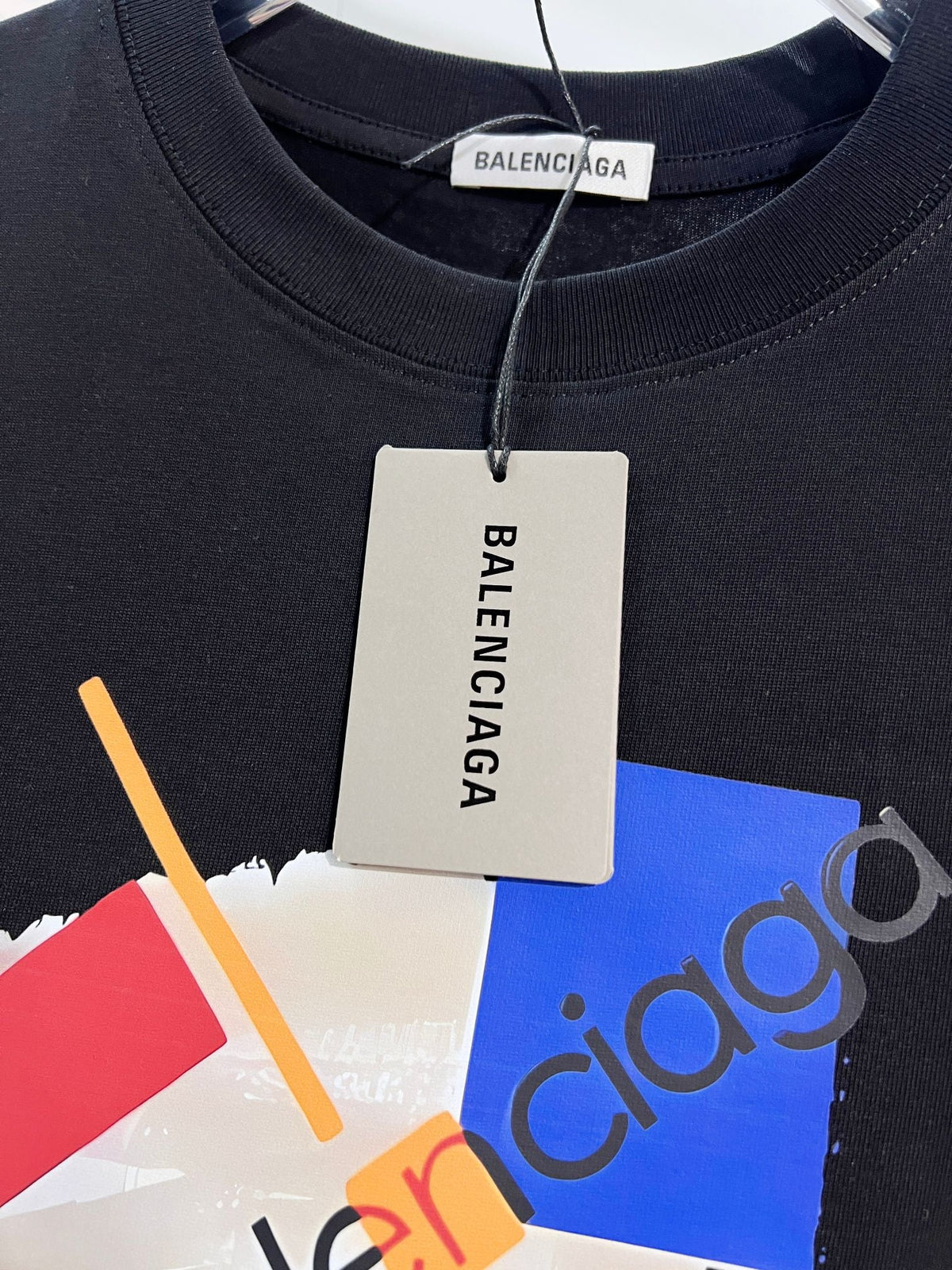 Color blocked graffiti letter round neck T-shirt