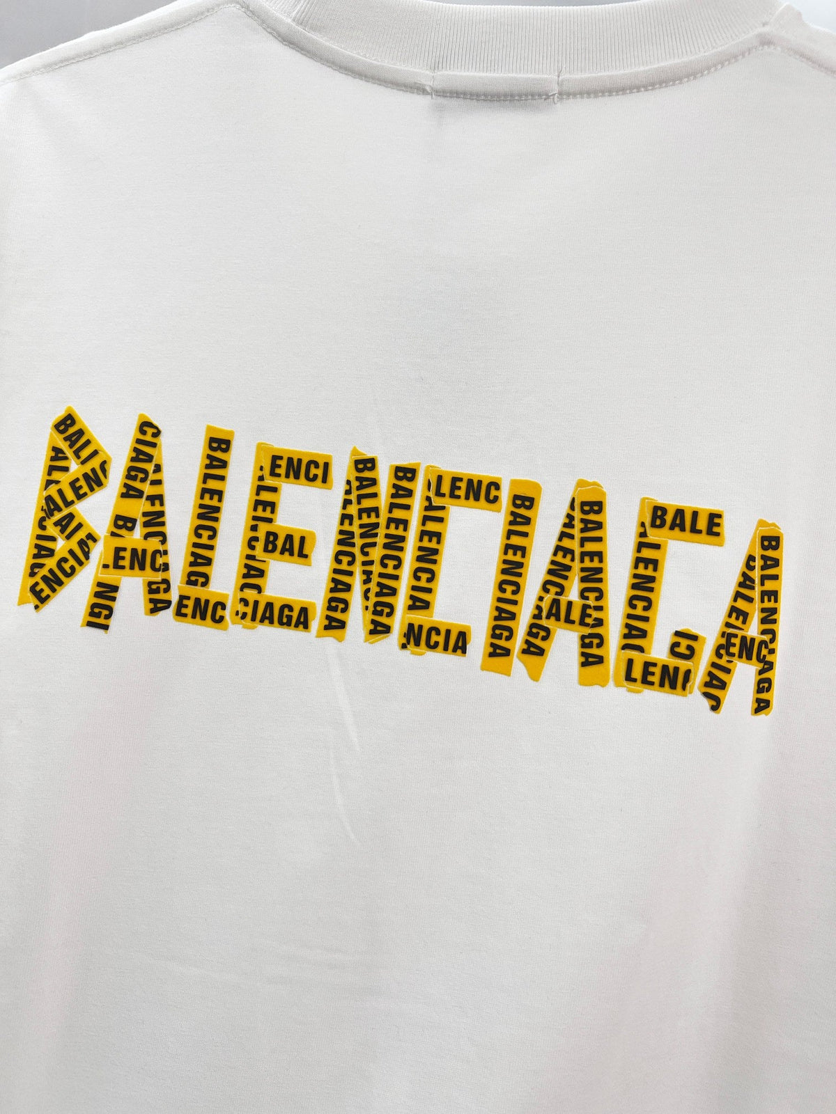 Chest patch splicing yellow adhesive tape offset letter round neck T-shirt