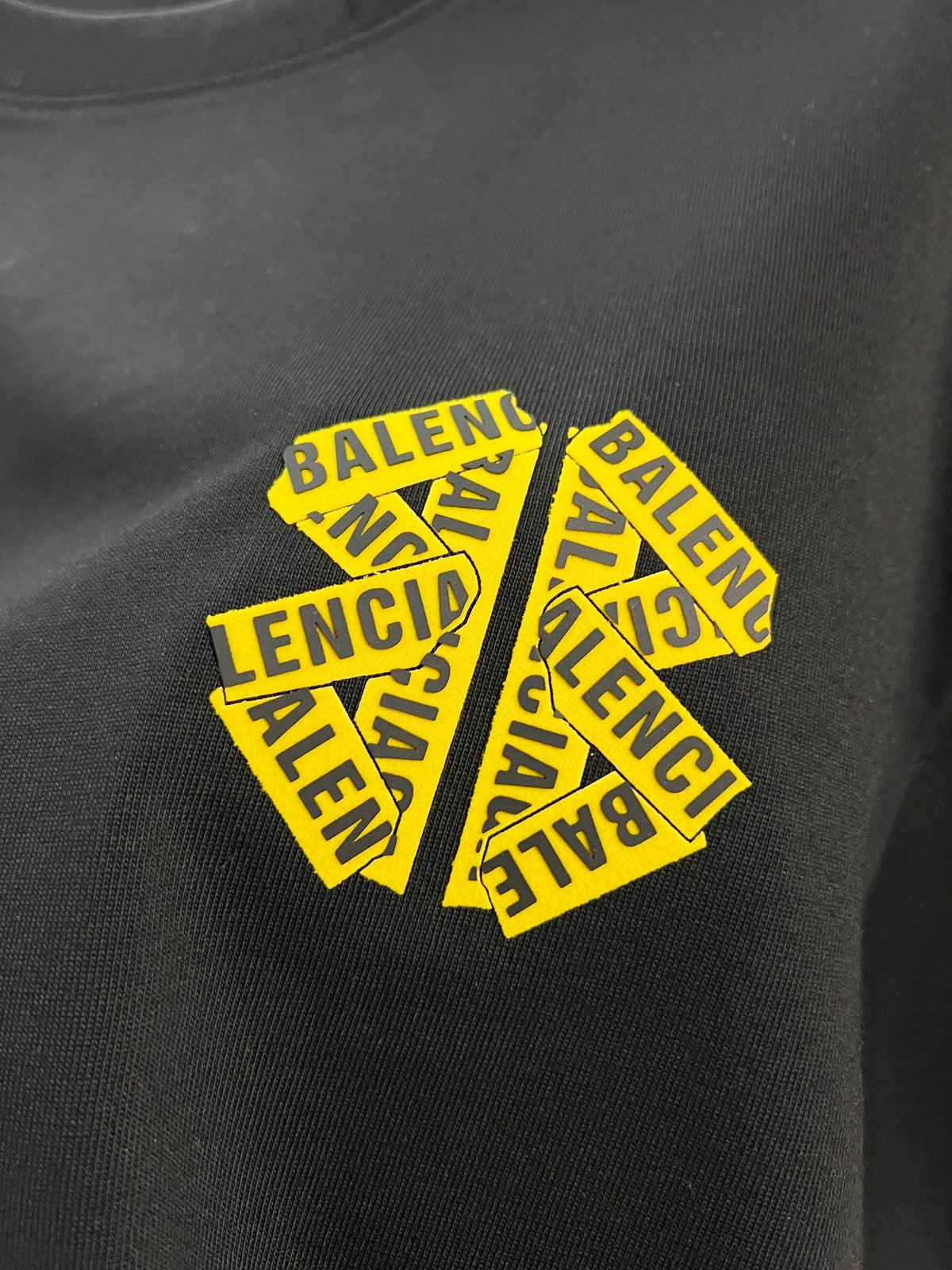 Chest patch splicing yellow adhesive tape offset letter round neck T-shirt