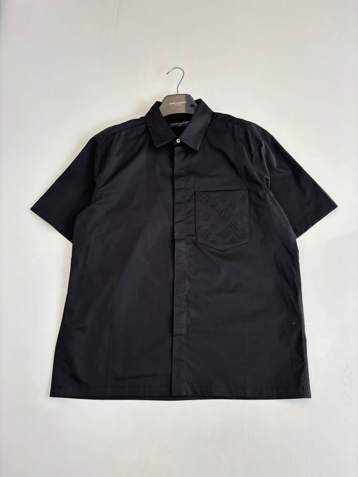 The embossed pocket lapel short sleeved shirt