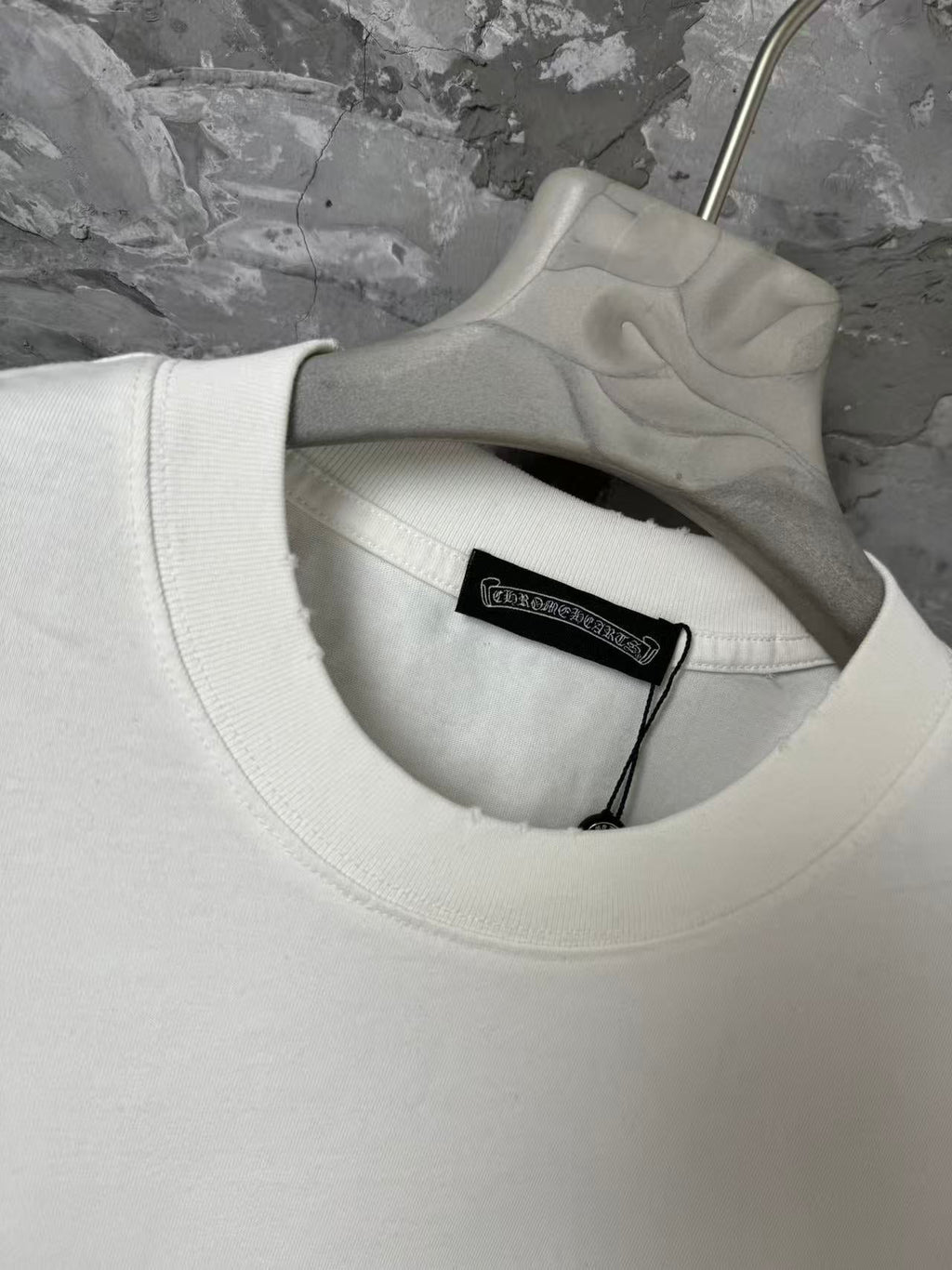 Classic short sleeved T-shirt with letter hot stamping technology