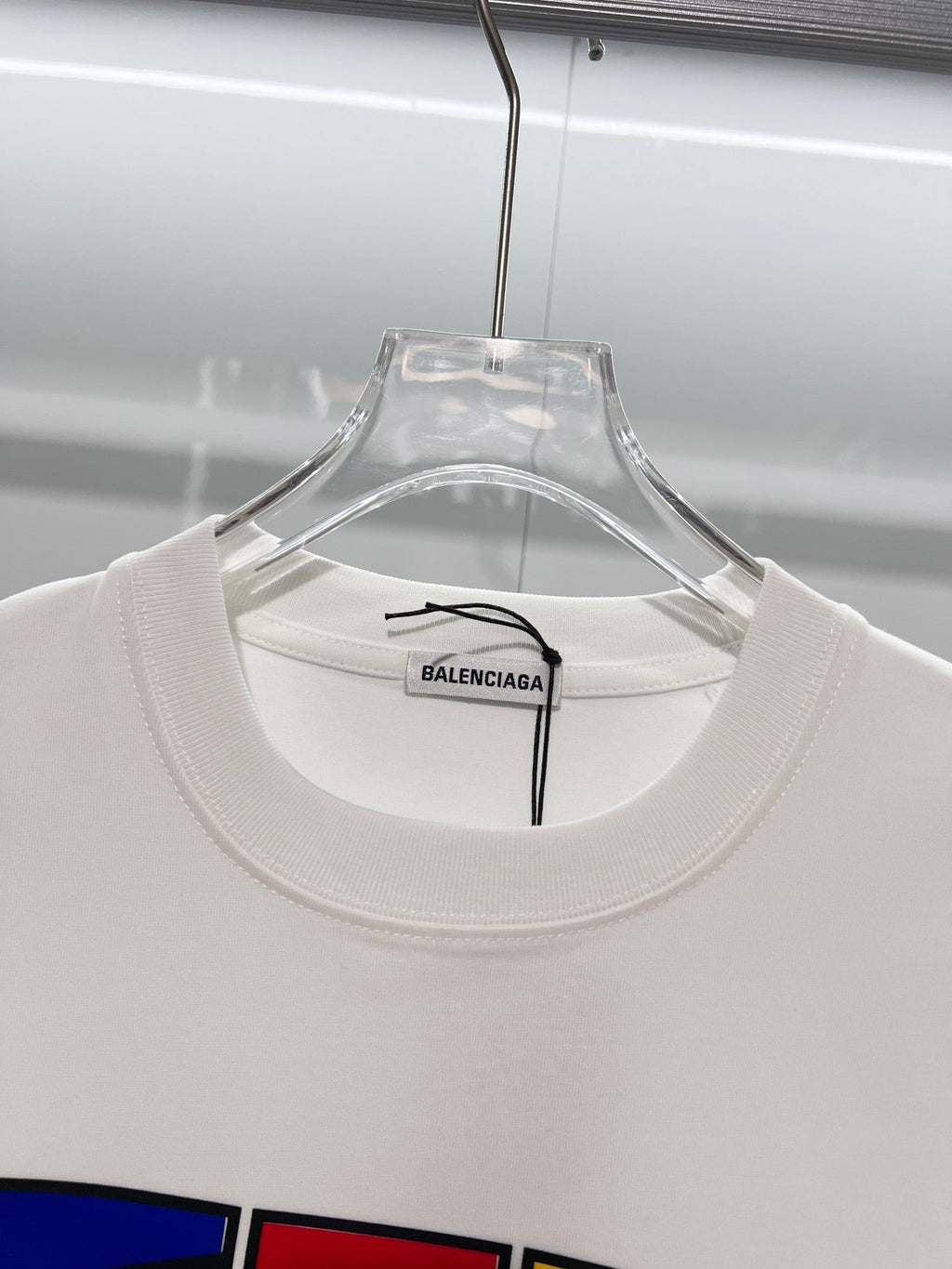 Color blocked striped offset printed letter round neck T-shirt