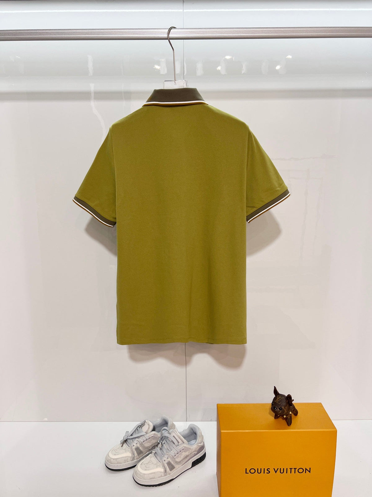 Color blocked flat machine collar with dark embroidery letters polo shirt