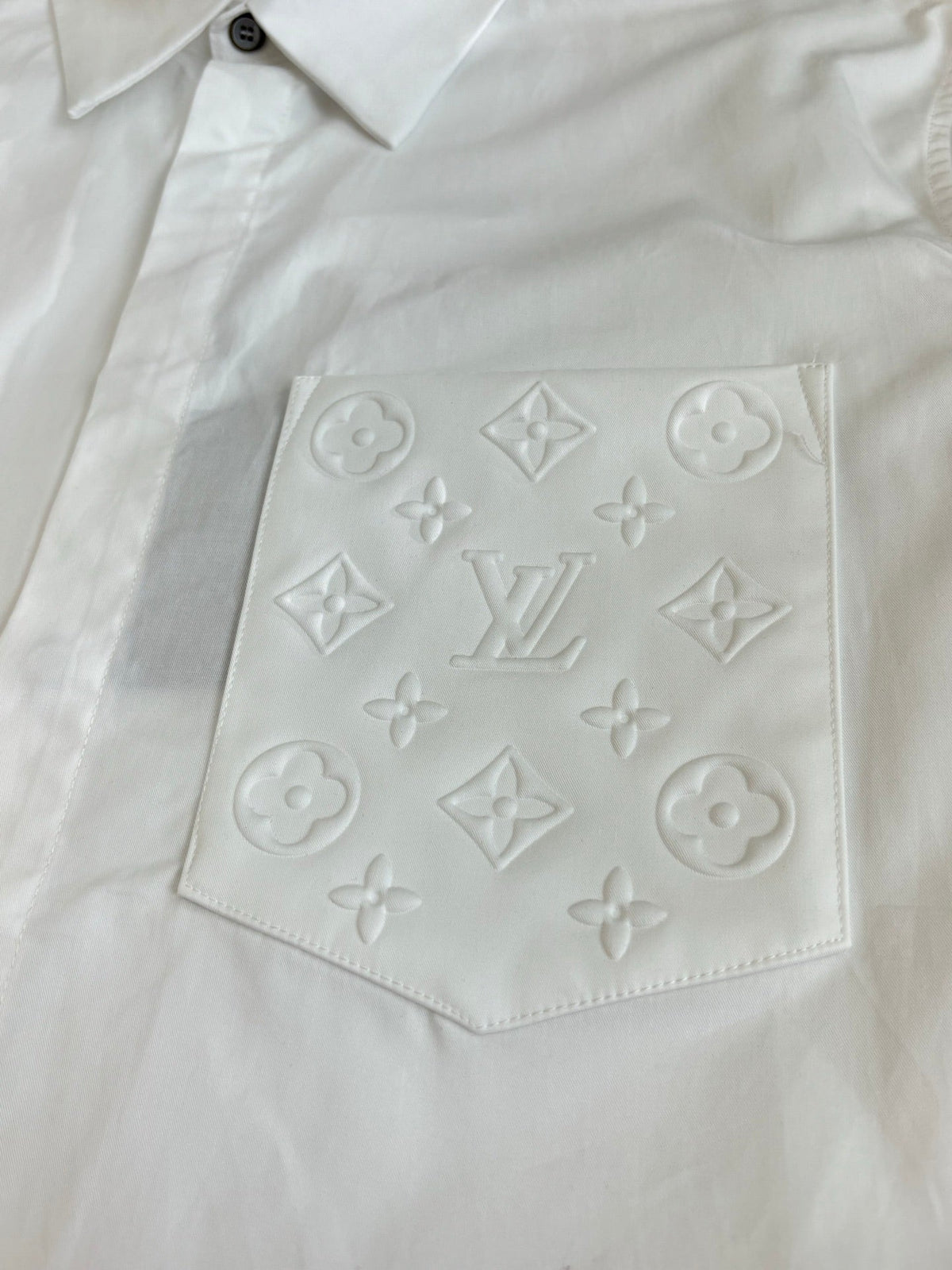 The embossed pocket lapel short sleeved shirt