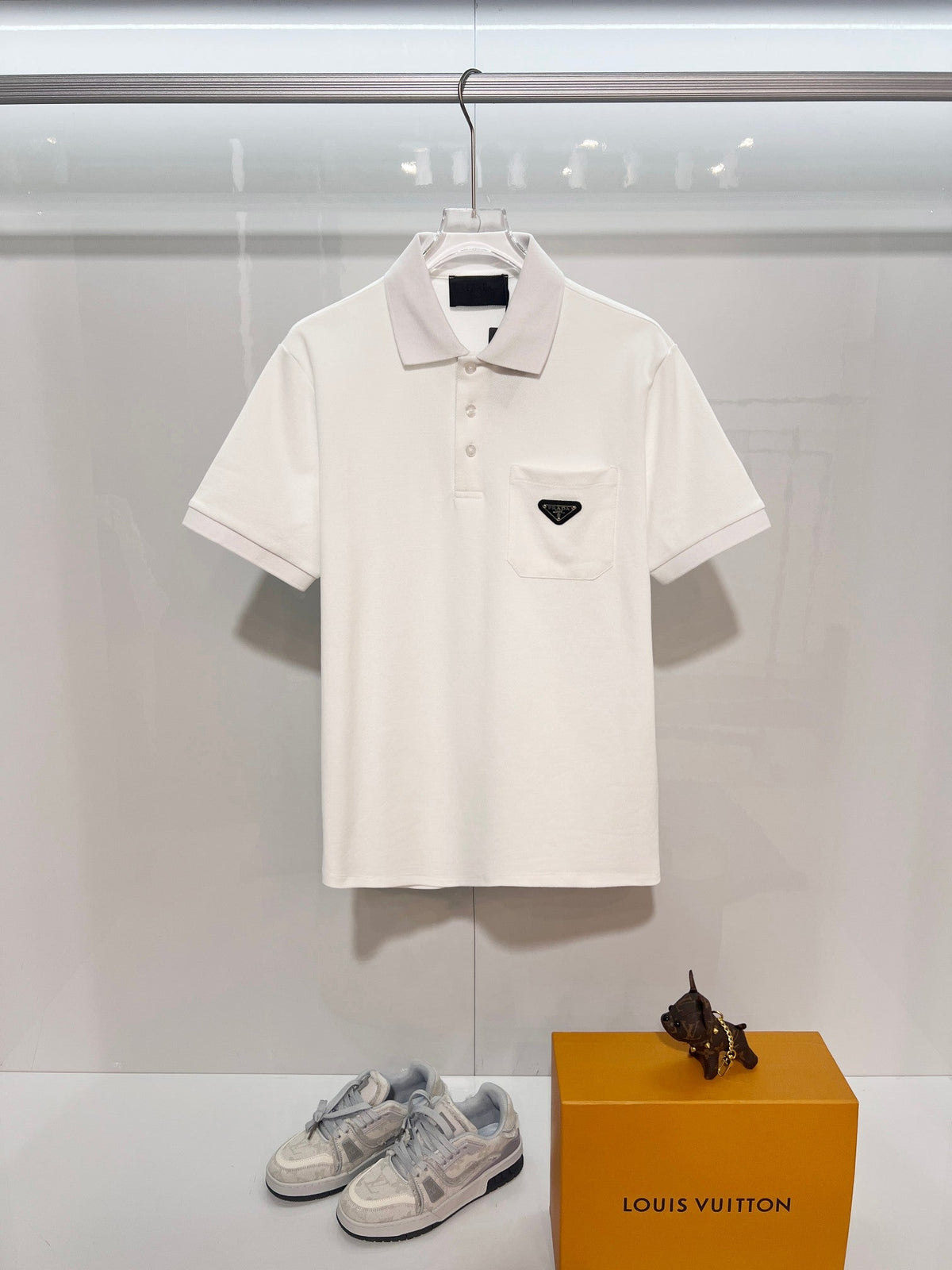 Chest pocket with metal triangle logo, leather seal, letter polo shirt
