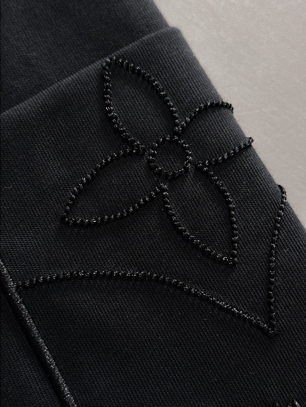 Embroidered clover letter logo short sleeved t-shirt