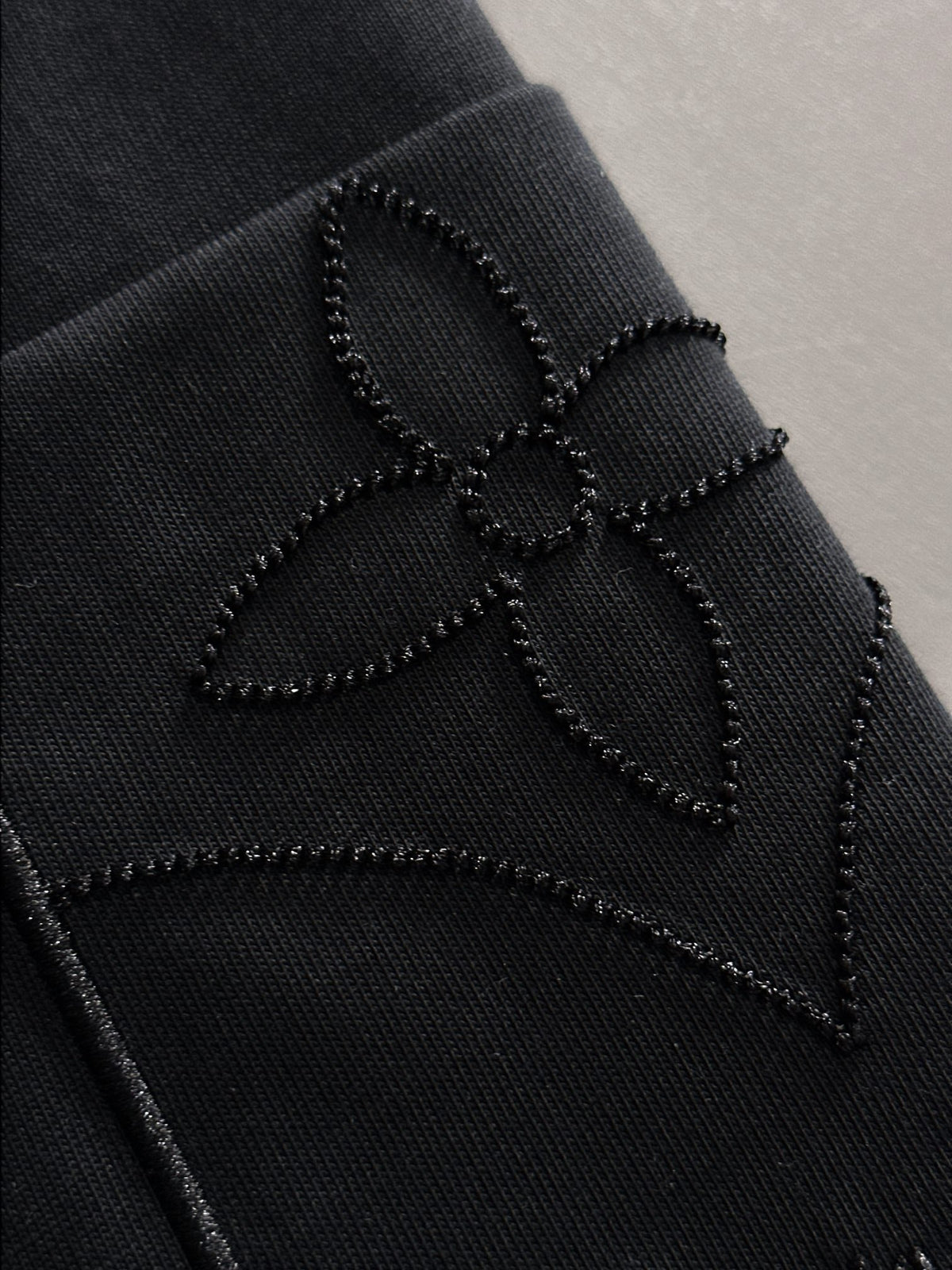 Embroidered clover letter logo short sleeved t-shirt