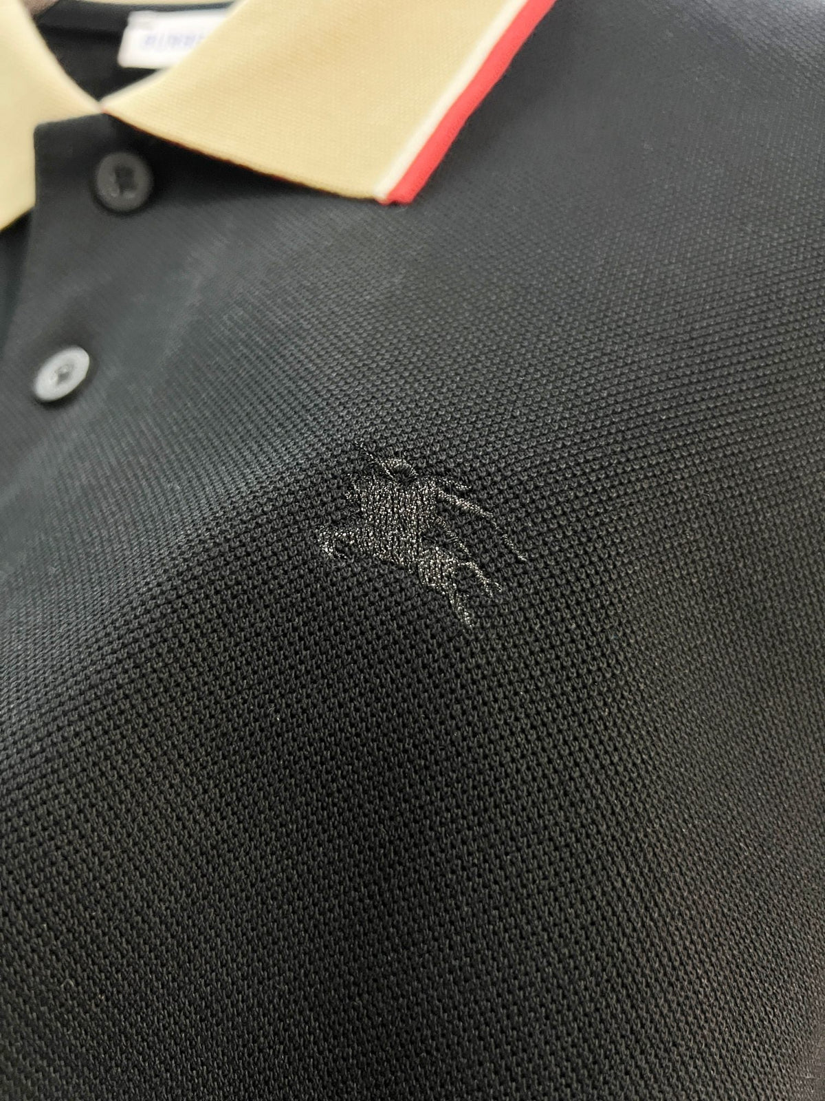 Color blocked flat machine collar with dark embroidery letters polo shirt