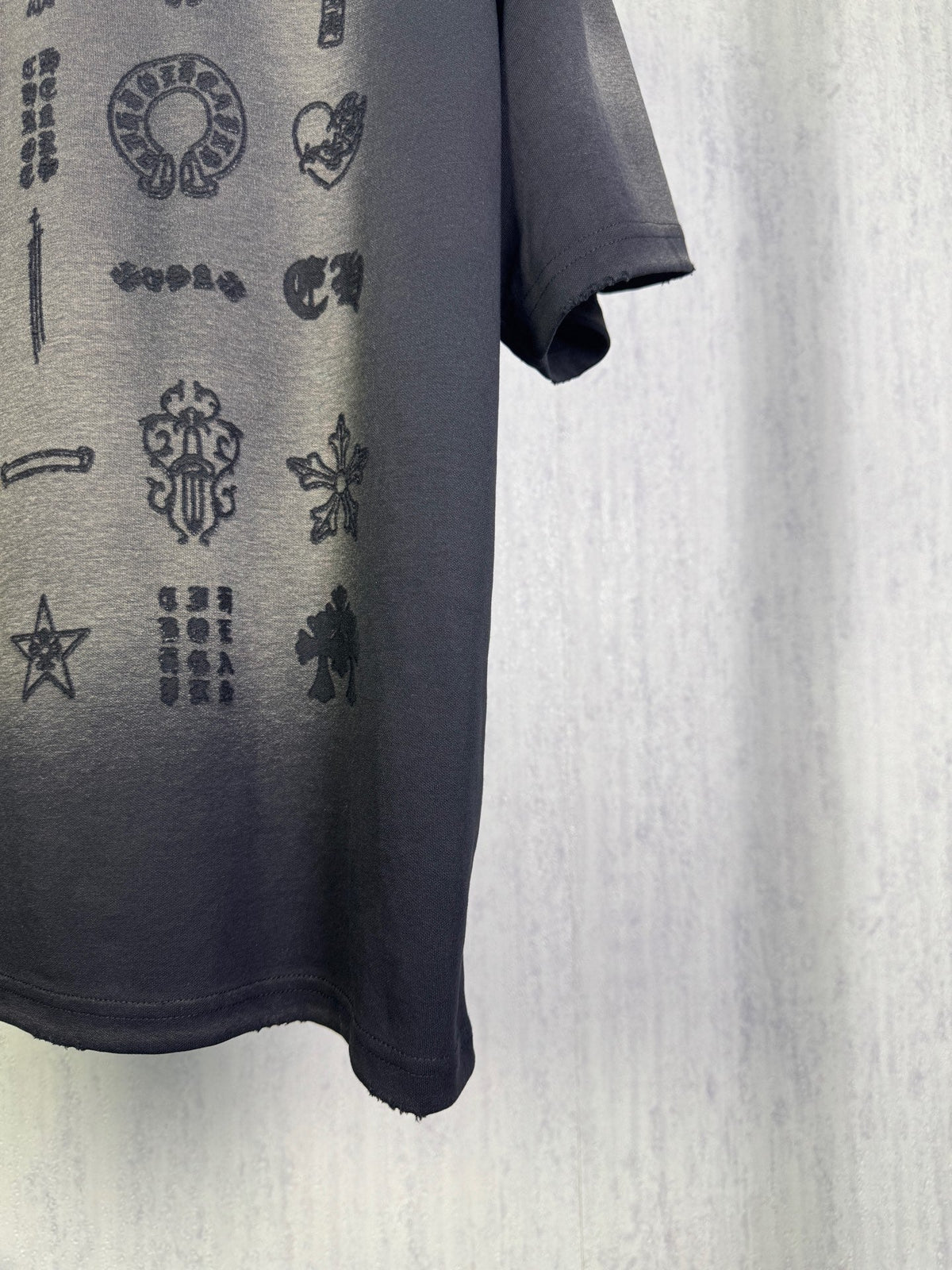 Burnt flower sticker embroidered round neck short sleeved T-shirt