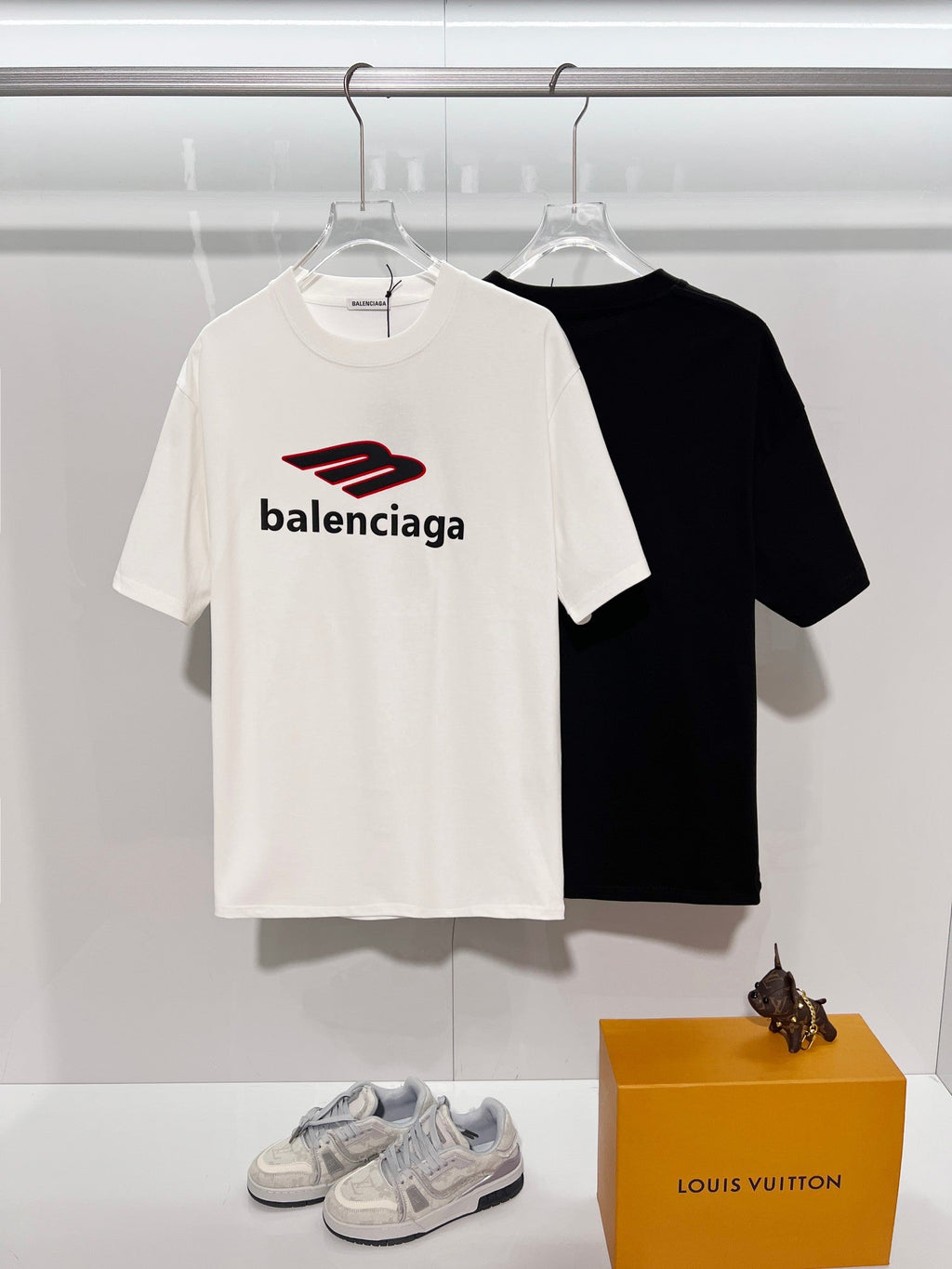 Color blocked M offset letter round neck T-shirt