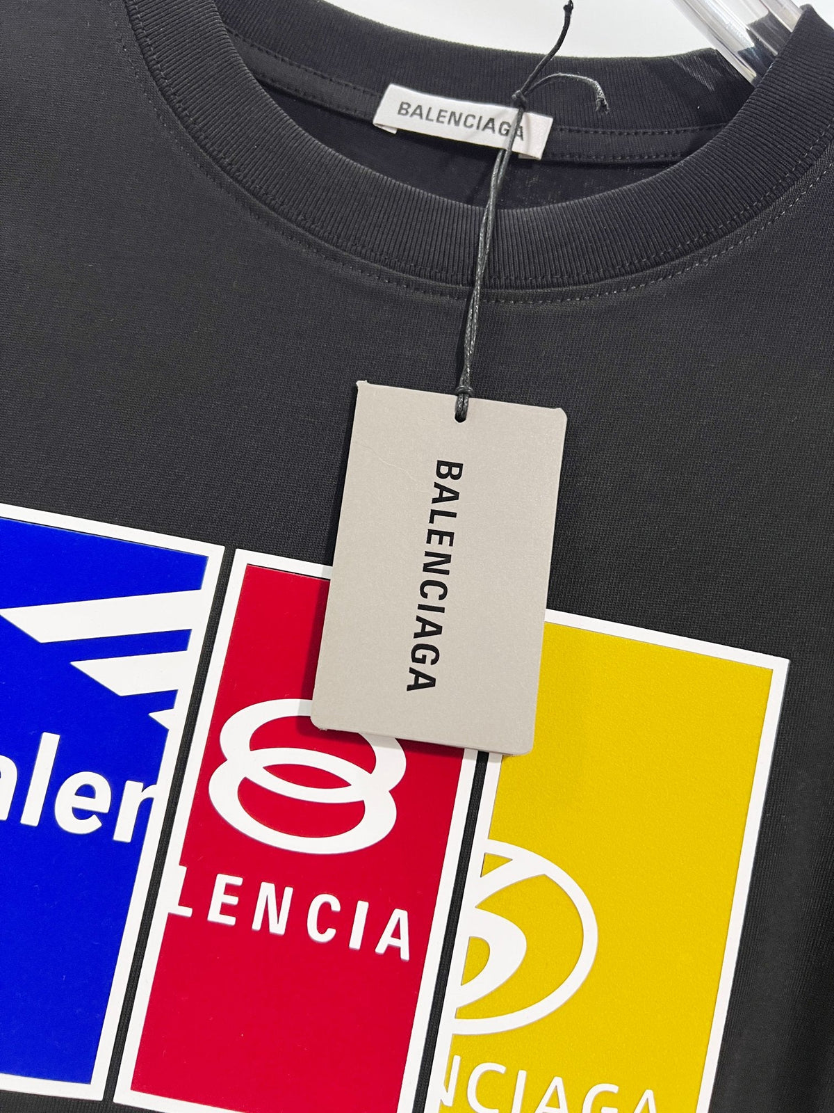 Color blocked striped offset printed letter round neck T-shirt