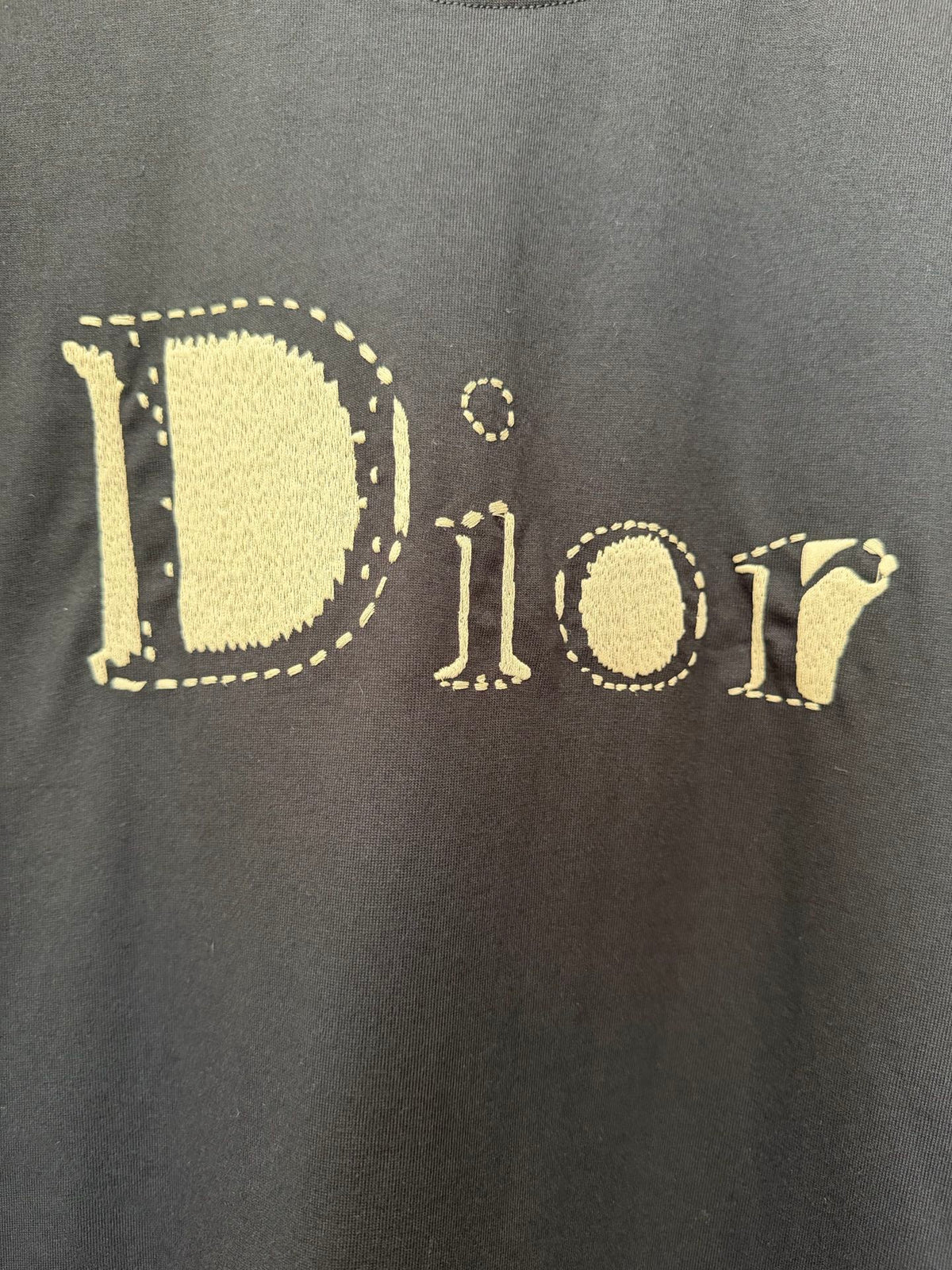 Short sleeved T-shirt with letter embroidery style