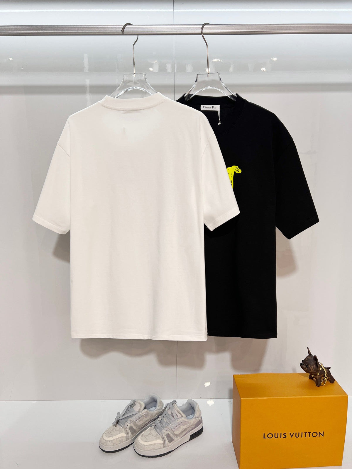 Minimally contrasting offset printed letter round neck T-shirt