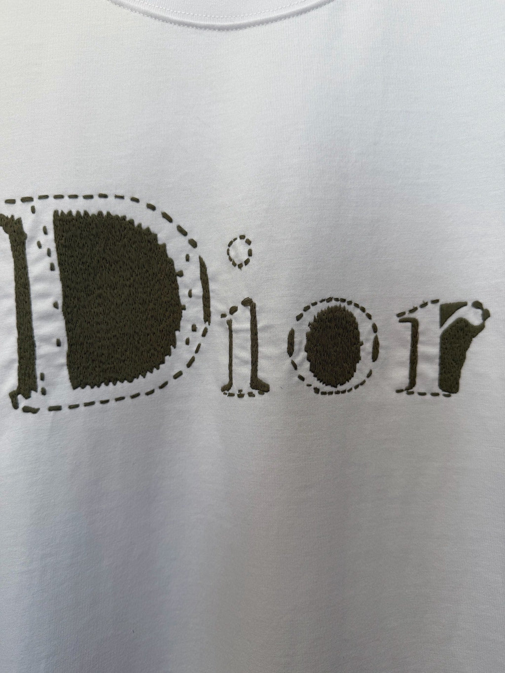 Short sleeved T-shirt with letter embroidery style