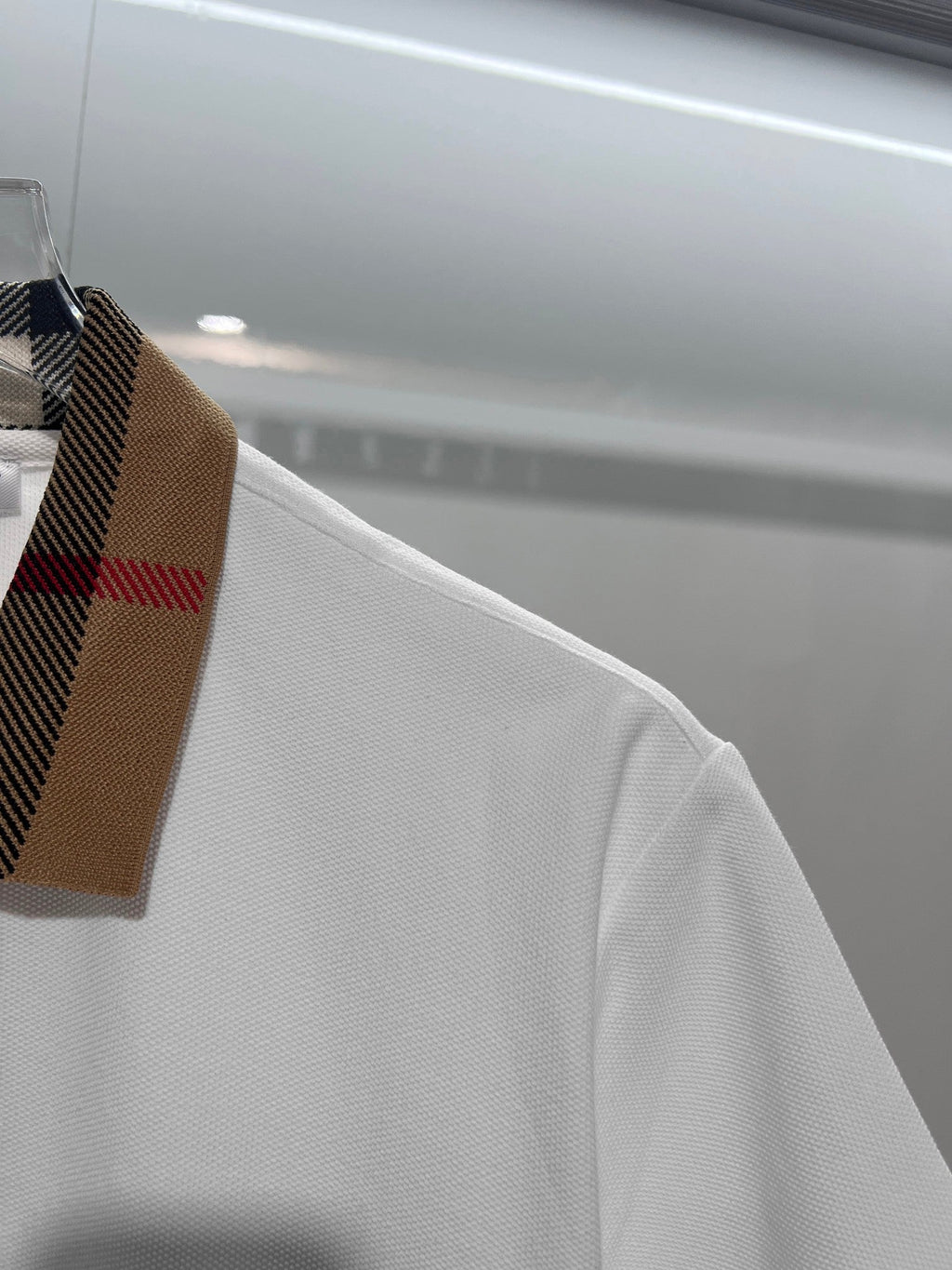 Minimally spliced contrasting plaid collar with letter polo shirt