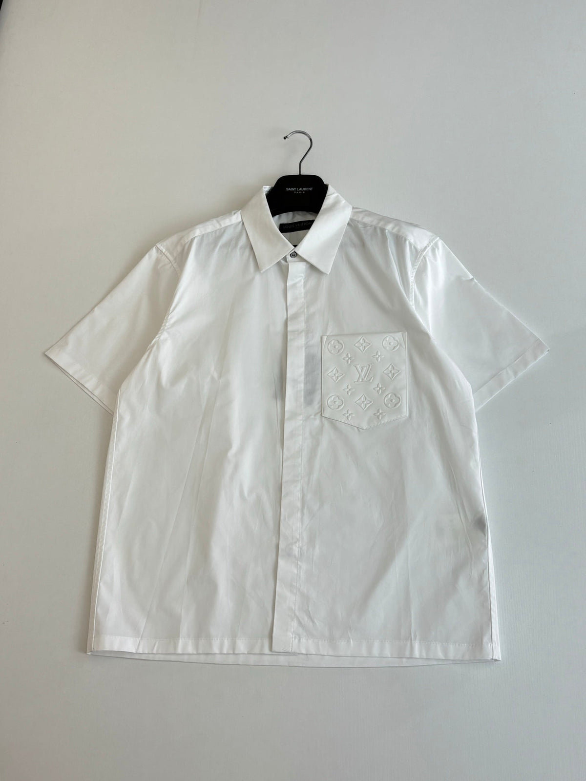 The embossed pocket lapel short sleeved shirt
