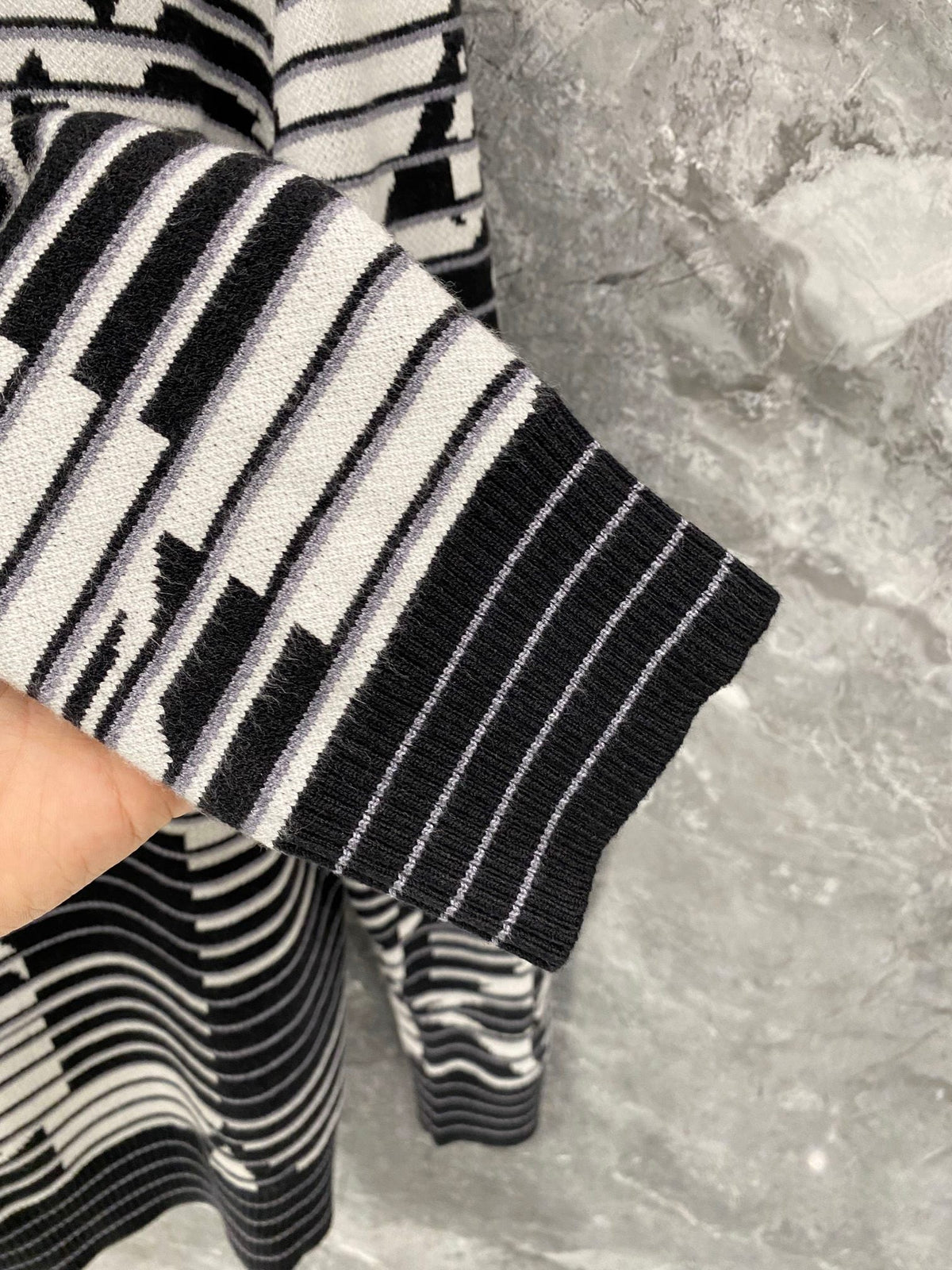 26 Autumn/Winter New Checkered Woolen Sweater
